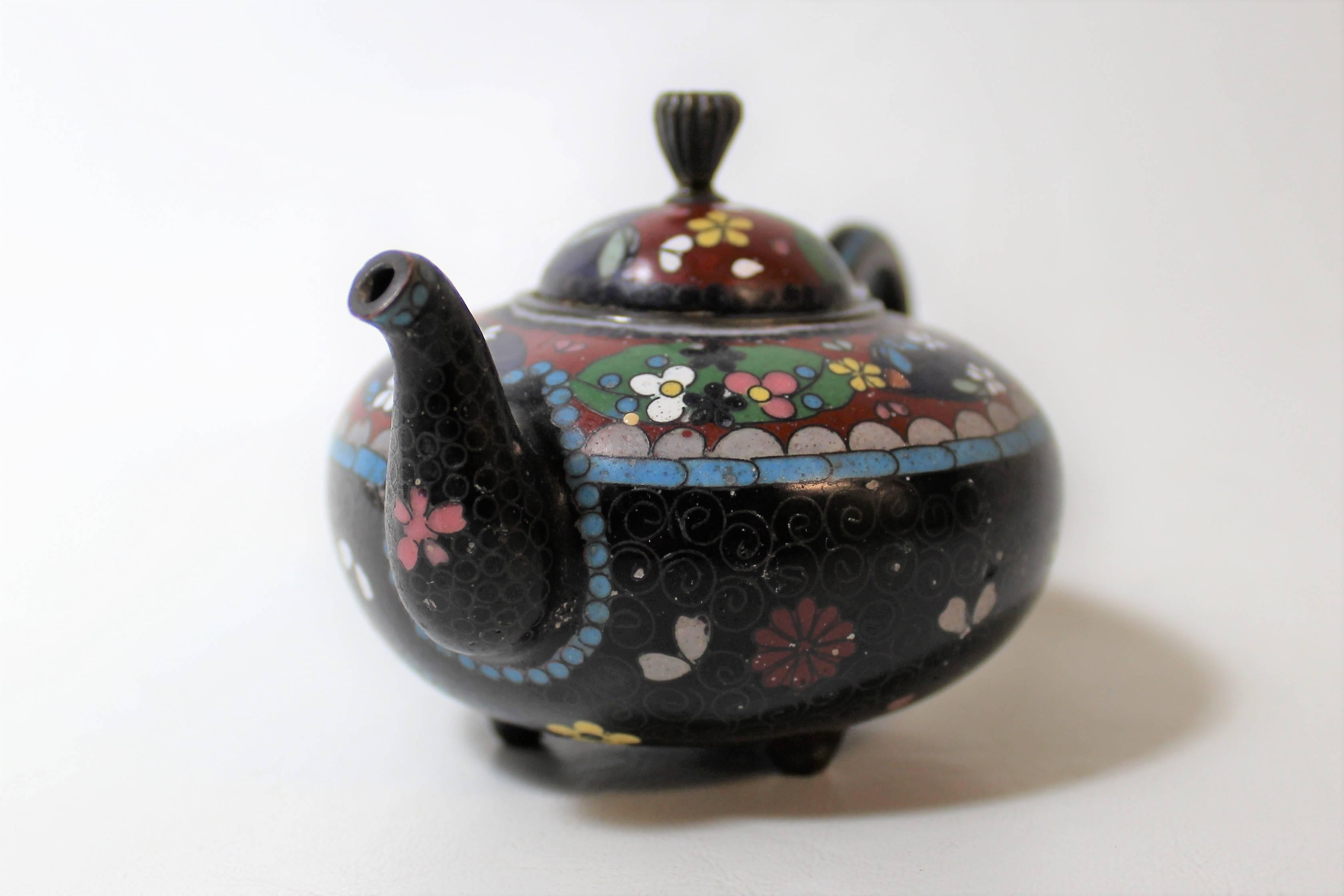 Japanese Meiji Period Miniature Cloisonne Teapot In Good Condition In Hamilton, Ontario