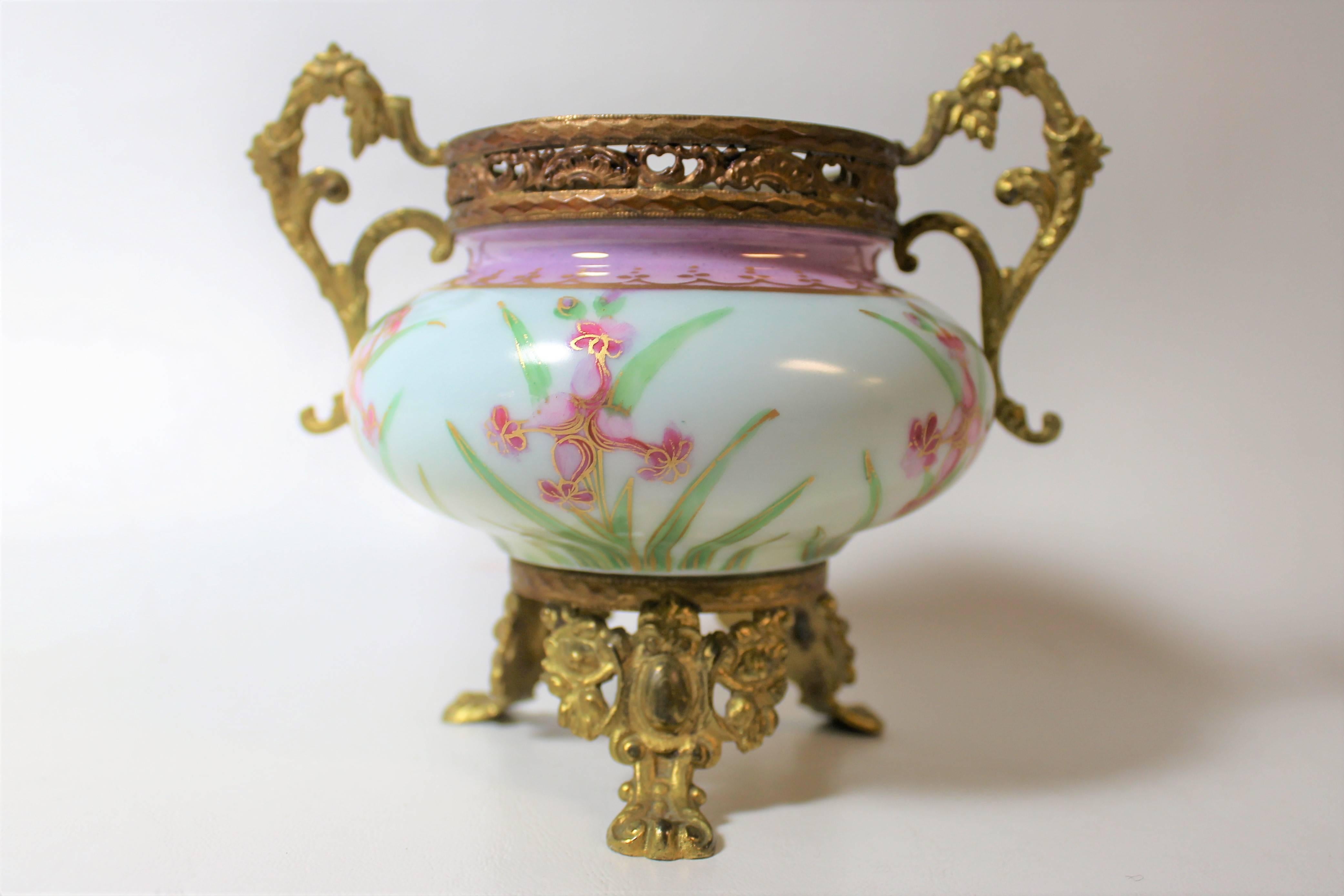 Art Nouveau French Porcelain Ormolu-Mounted Urn In Good Condition For Sale In Hamilton, Ontario