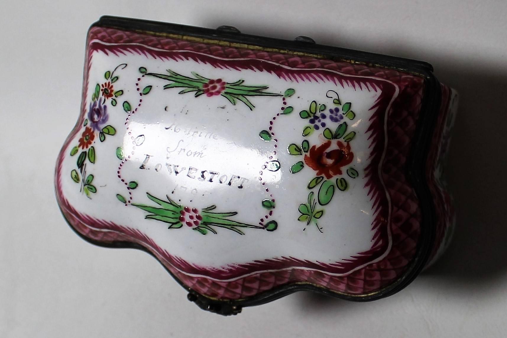 Boîte à bibelots en porcelaine anglaise de Lowestoft du XVIIIe siècle en vente 2