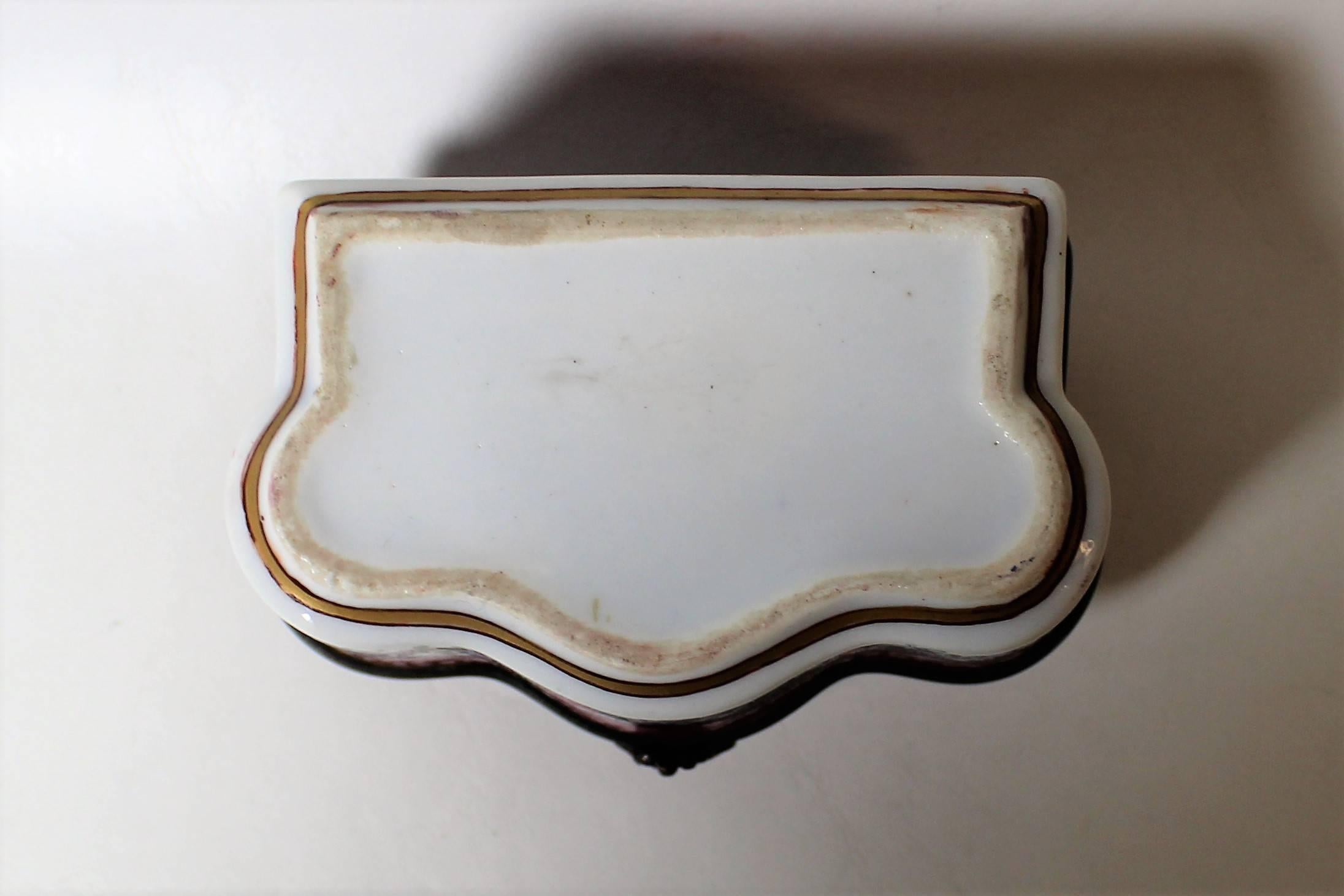 18th Century, Lowestoft English Porcelain Trinket Box For Sale 1