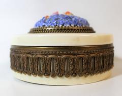 Caja de porcelana con ormolina montada