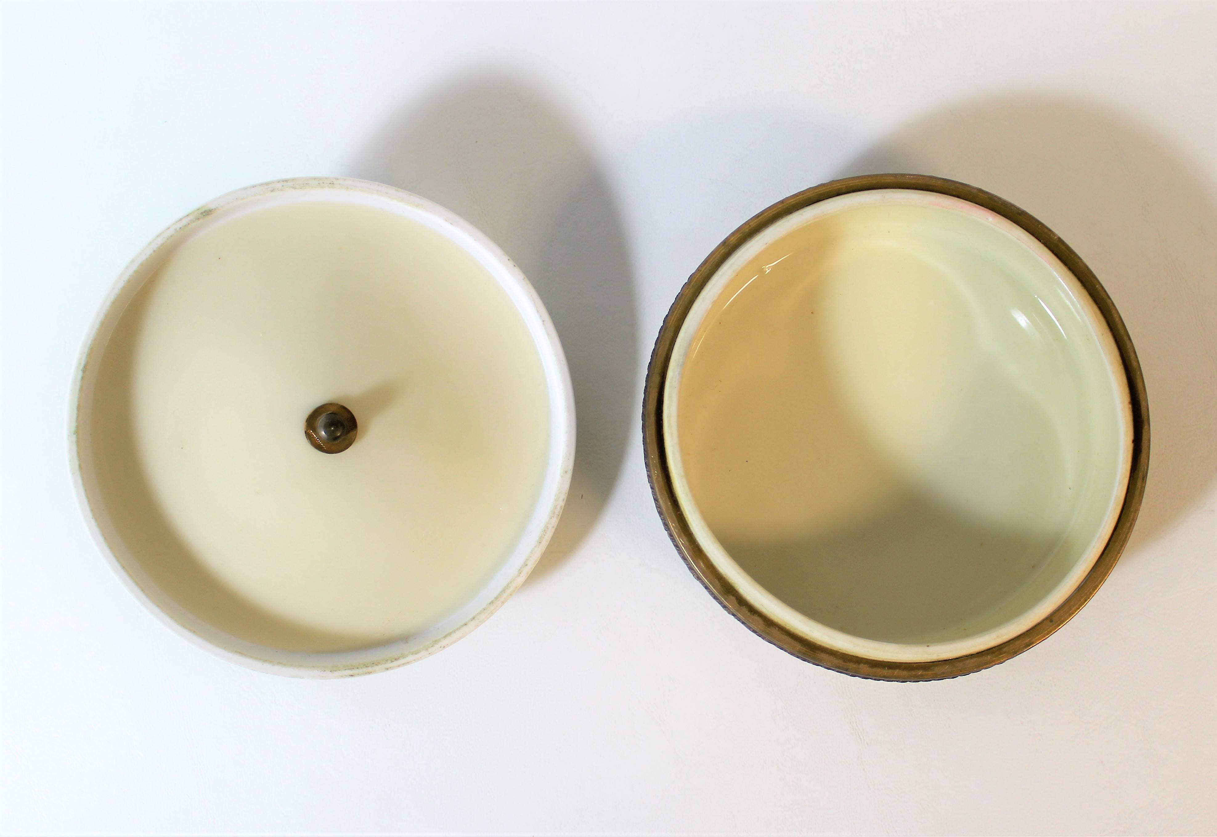 Porcelaine Boîte en porcelaine Elfinware avec orfèvrerie montée en vente