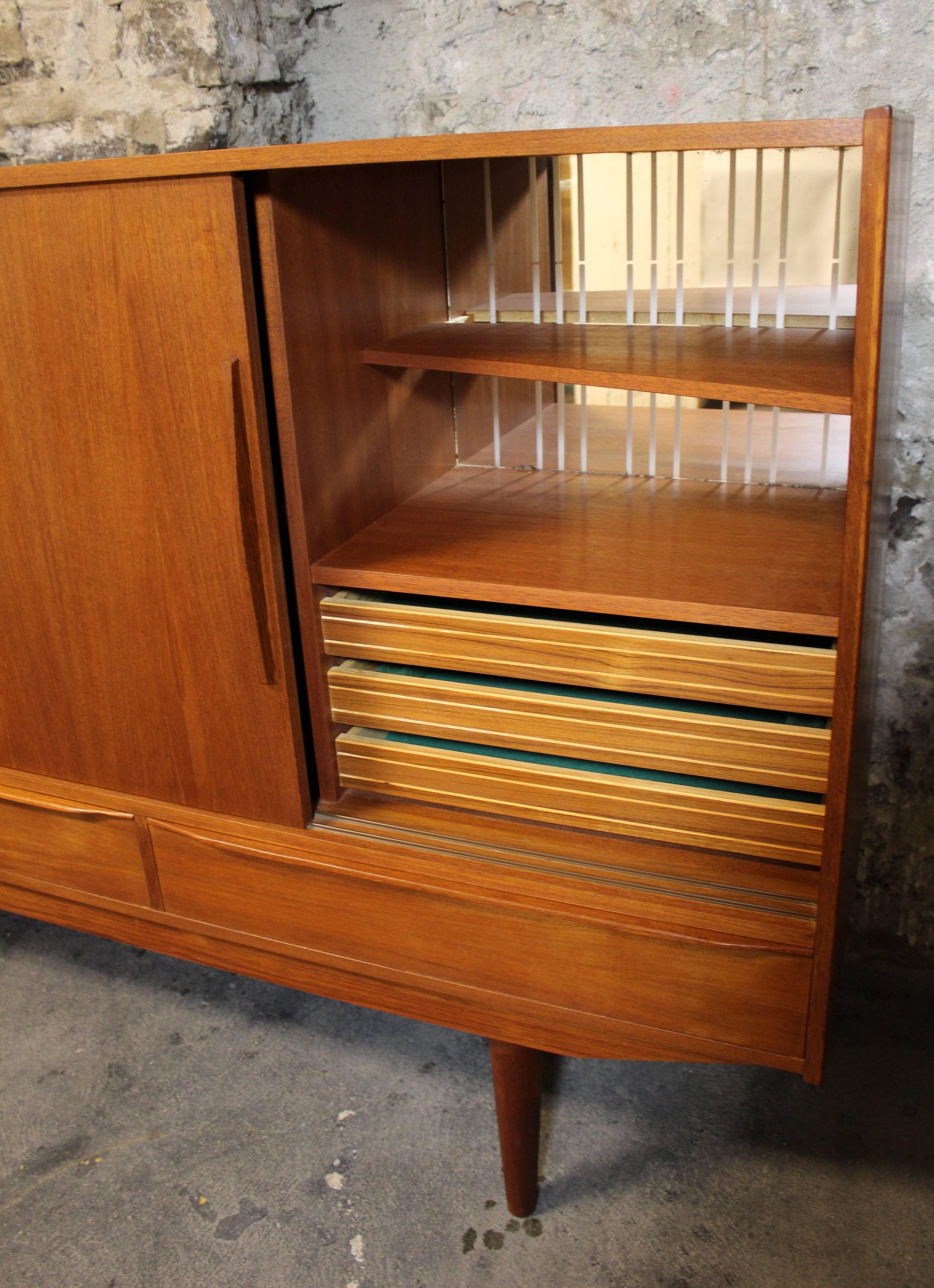 Anrichte oder Highboard aus Teak von Royal Board of Sweden (20. Jahrhundert)