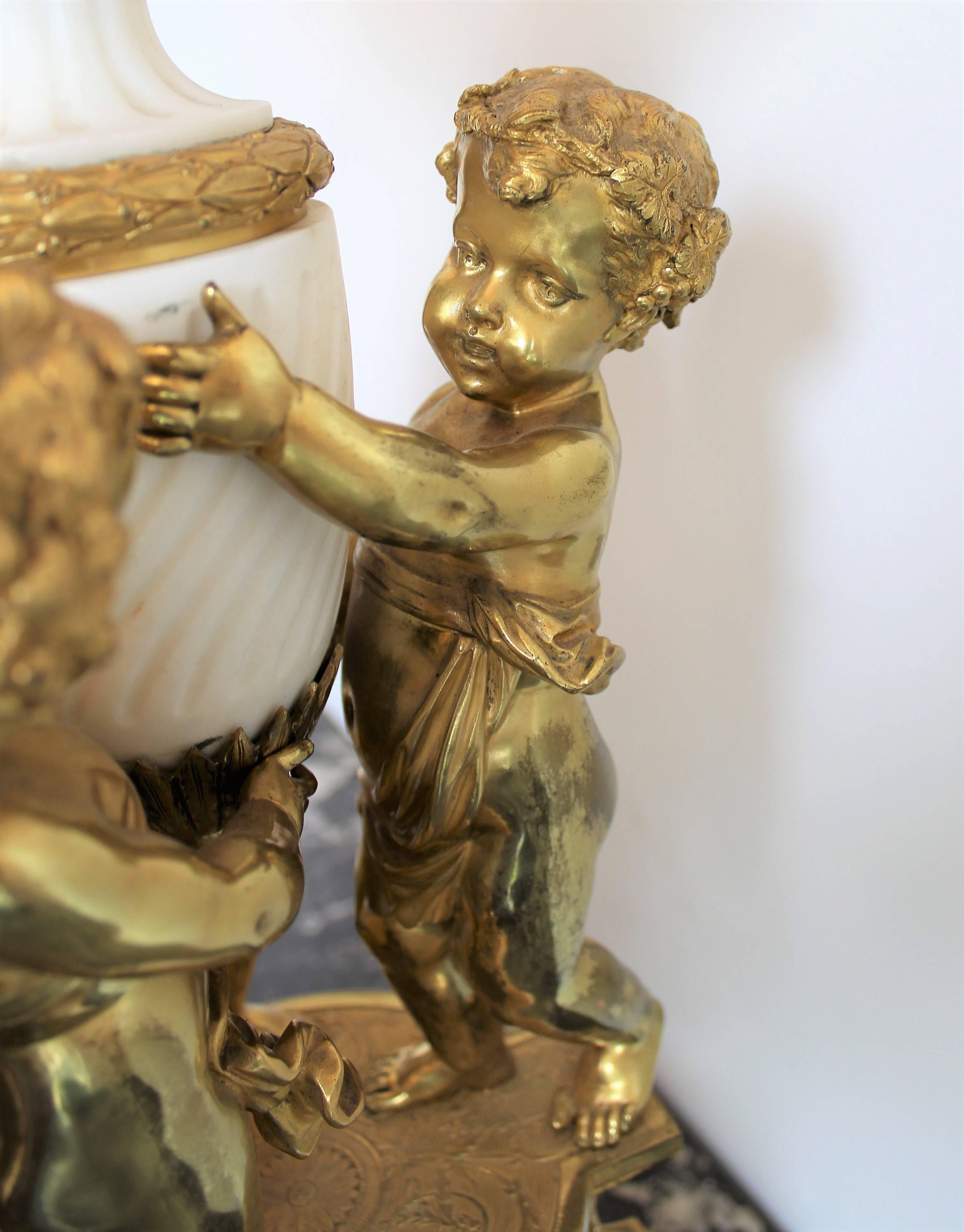 French Louis XVI Style Gilt Bronze and Marble Centerpiece with Figural Putti In Good Condition In Hamilton, Ontario