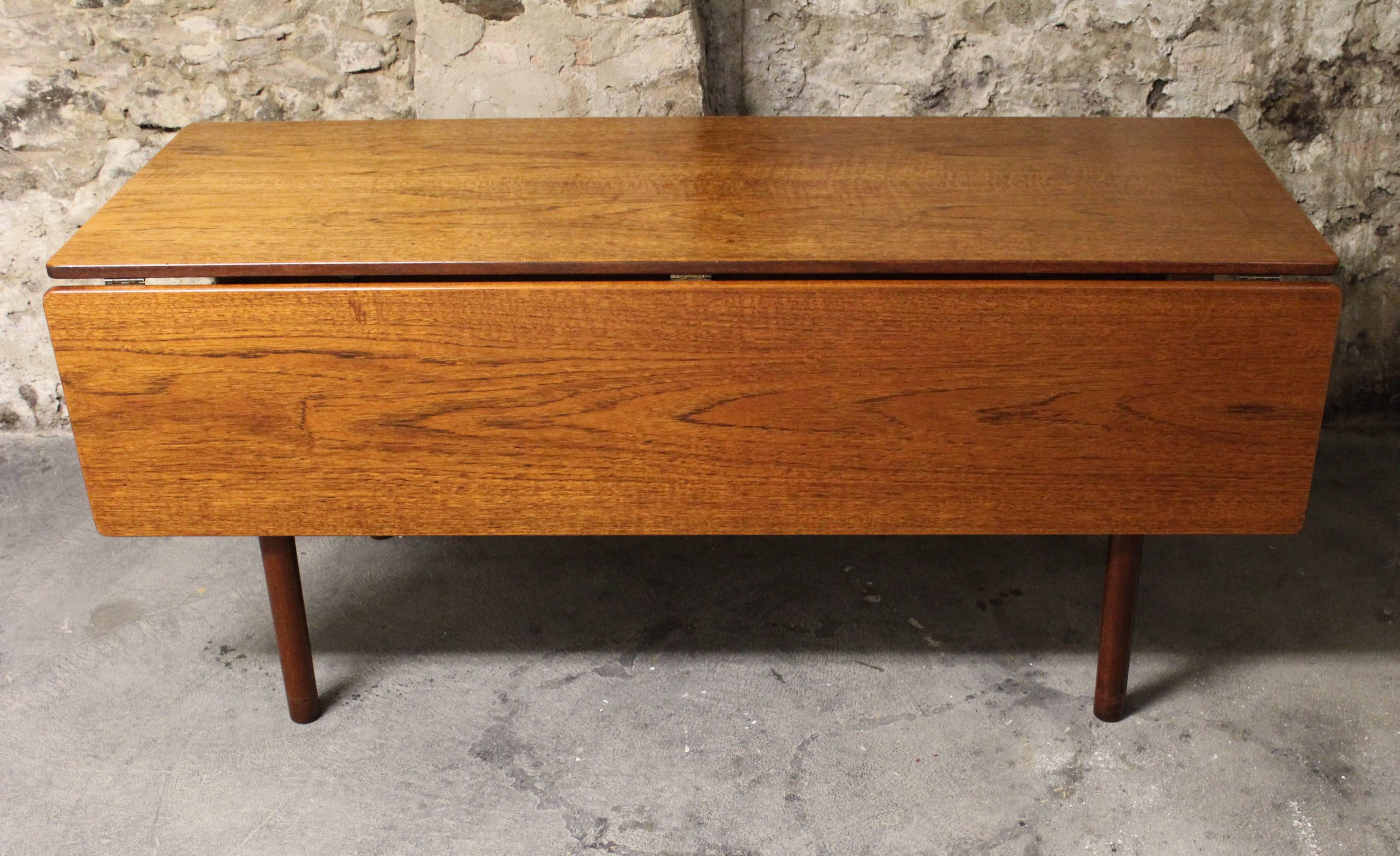 Danish teak drop-leaf harvest style dining table designed by Børge Mogensen. The table is the larger version, model number 840 for Soborg Mobelfabrik.
Measurements:
Leaves up: 52