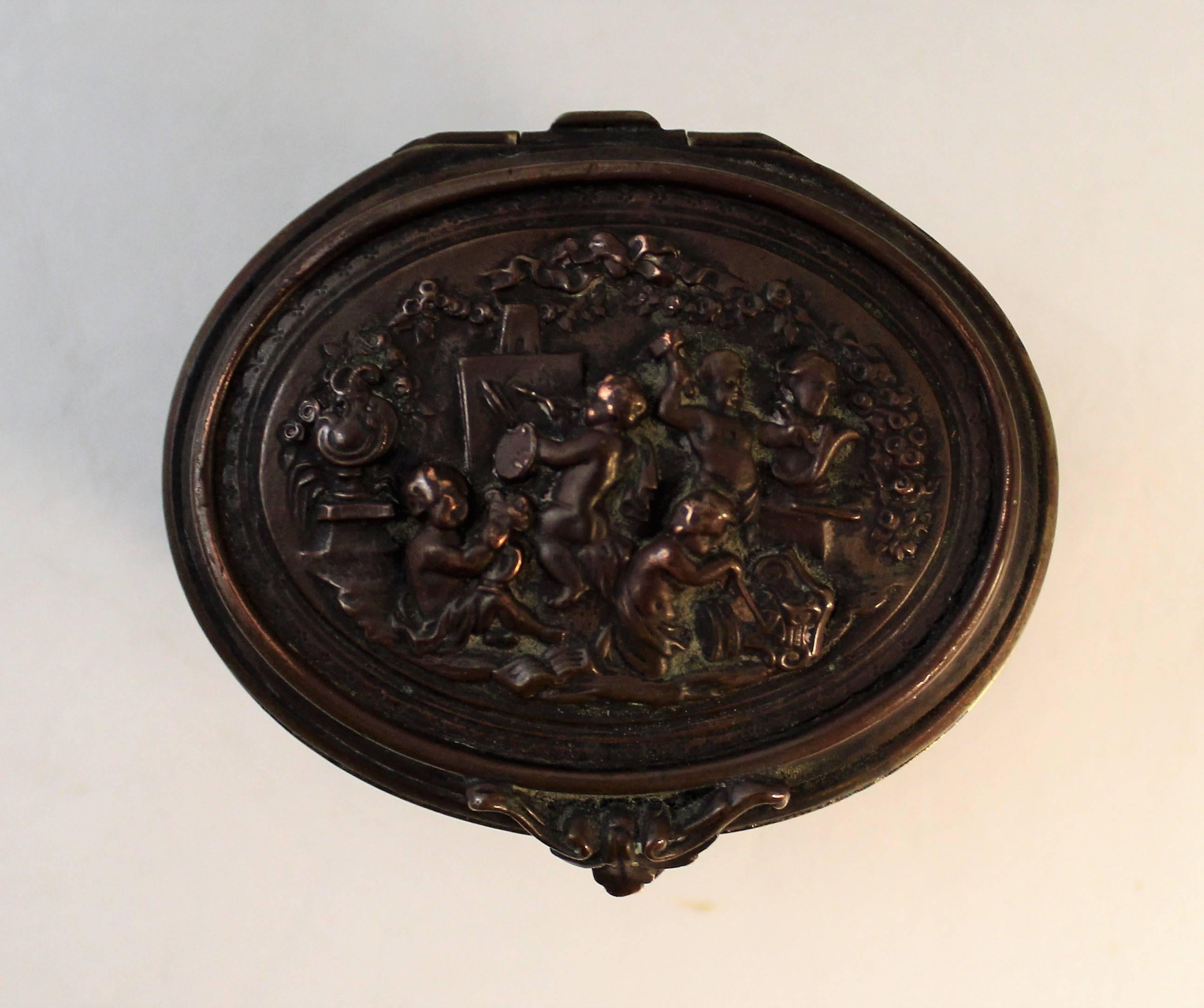 Dekorative Schachtel aus Bronze des 19. Jahrhunderts mit Putten im Angebot 1