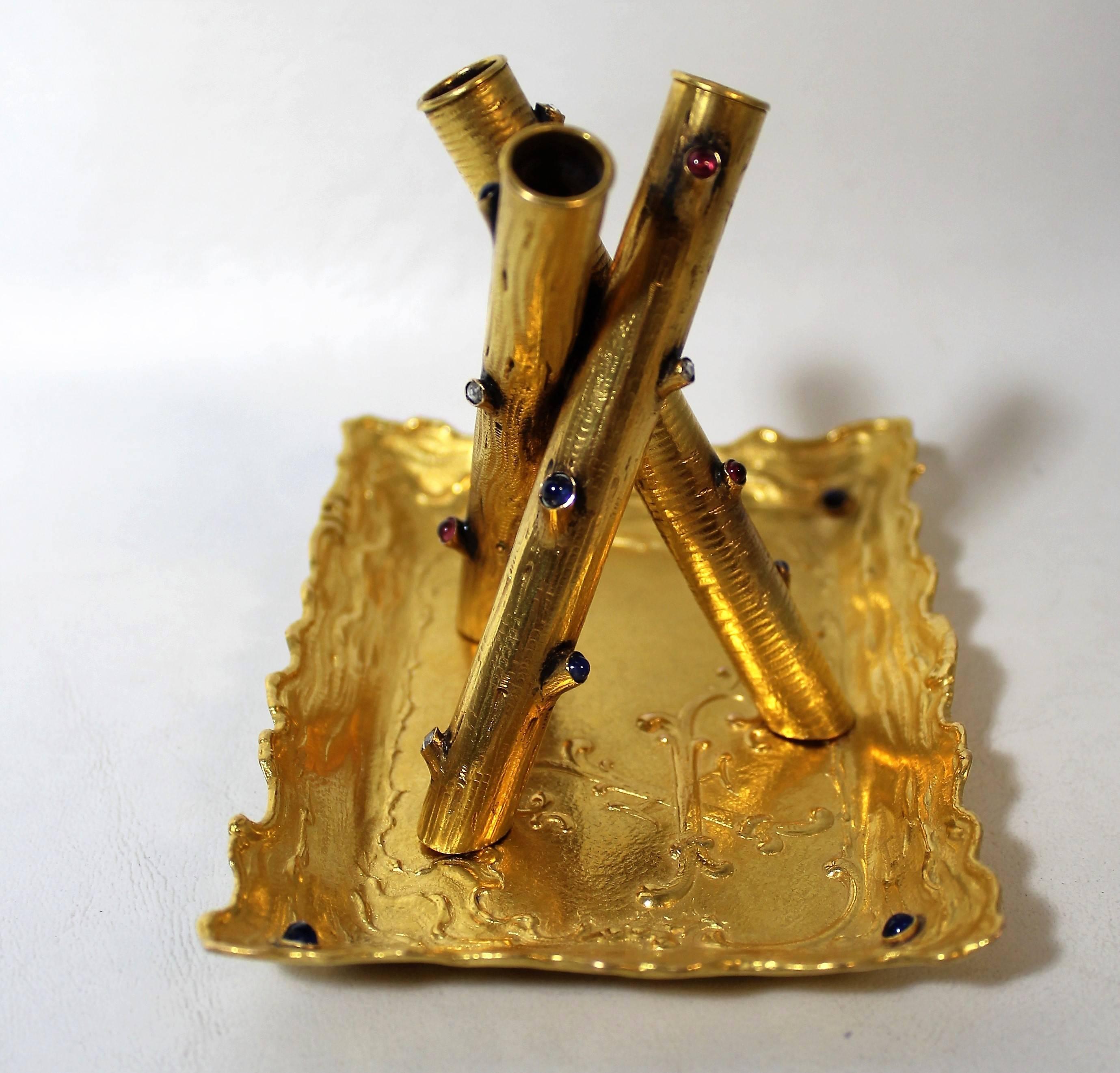 Porte-stylo et plateau en or 14 carats avec diamants, rubis et saphirs en vente 2