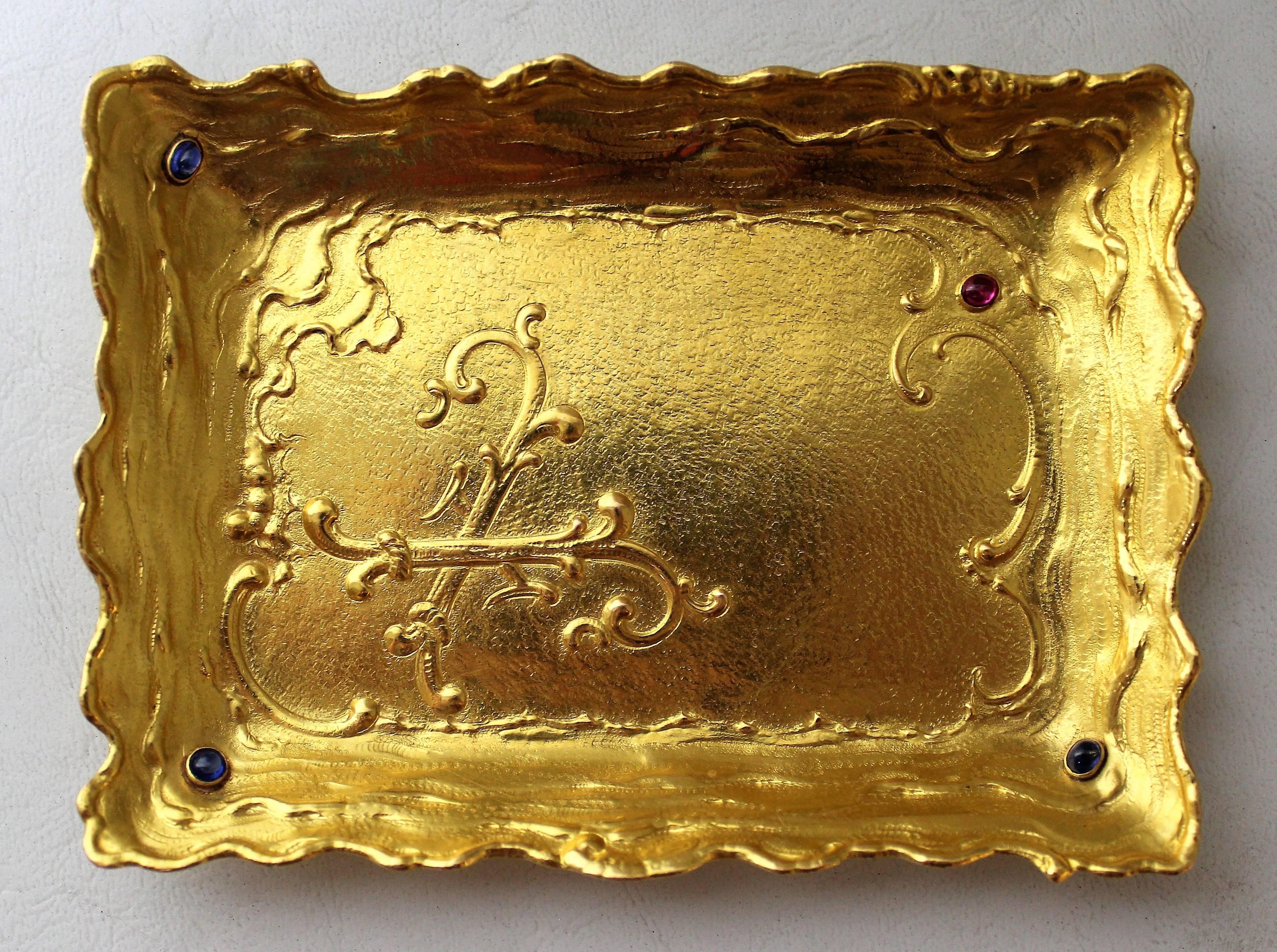 Portaplumas y bandeja de oro de 14 quilates con diamantes, rubíes y zafiros siglo XX en venta
