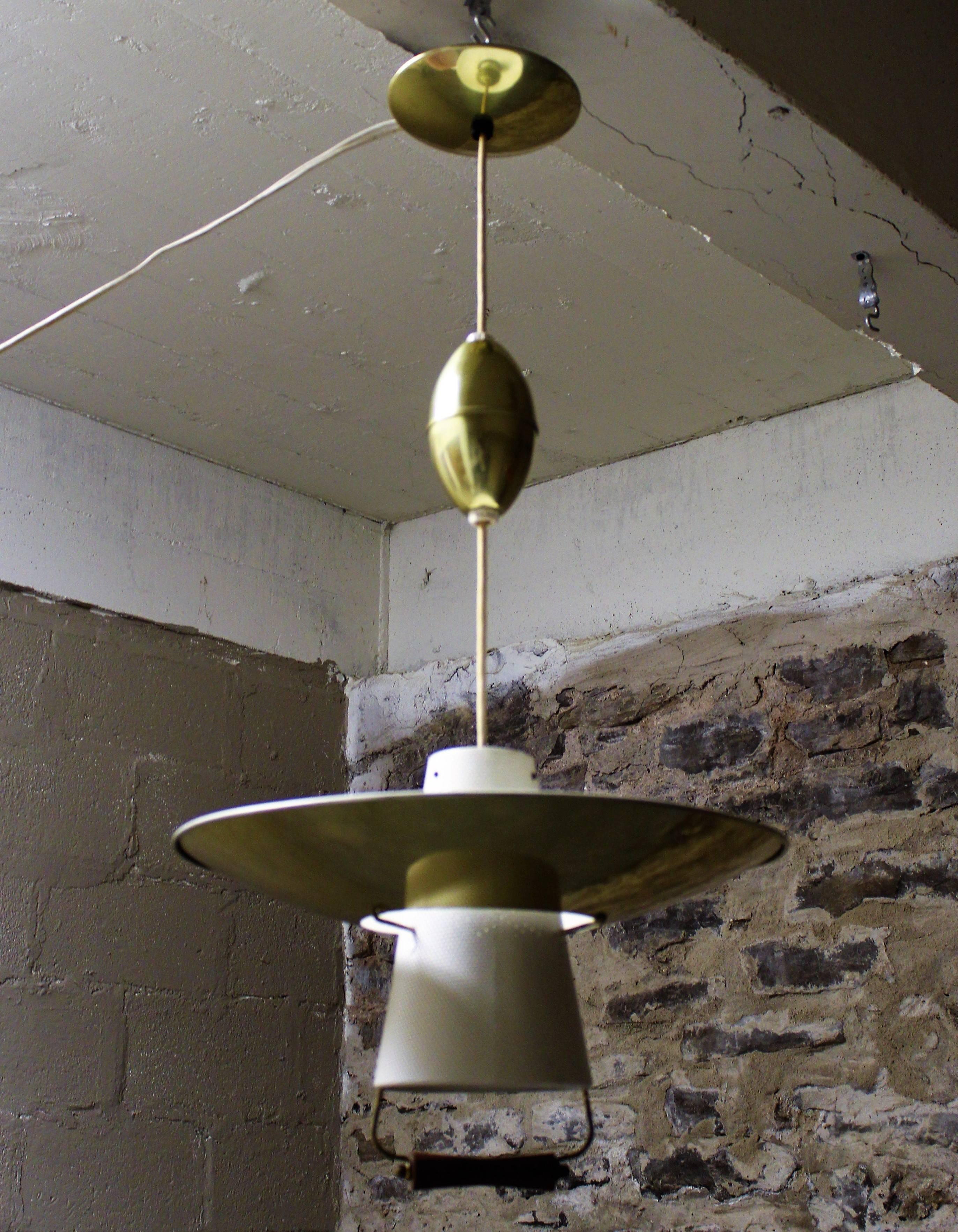 Gerald Thurston Mid-Century Modern pendant light for Lightolier with pull down feature to adjust height.
