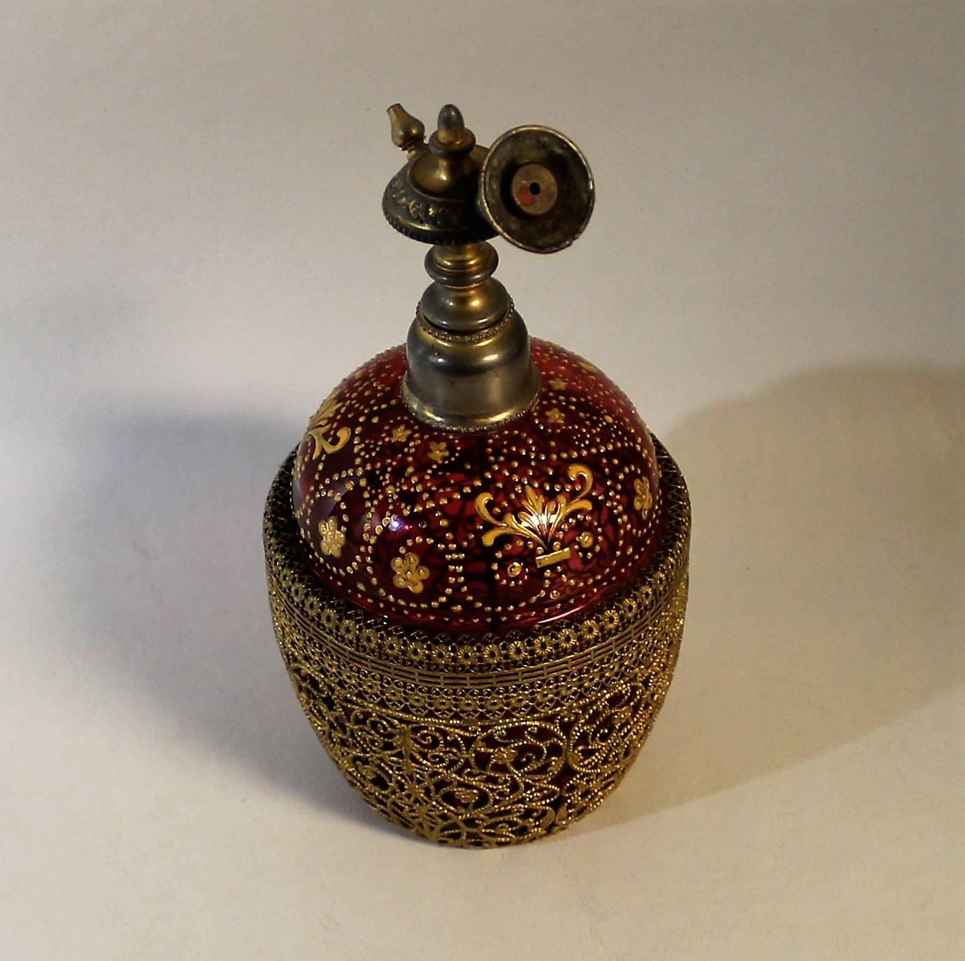 Parfümflasche aus Preiselbeerglas mit filigraner und goldener Emaille (Glaskunst) im Angebot