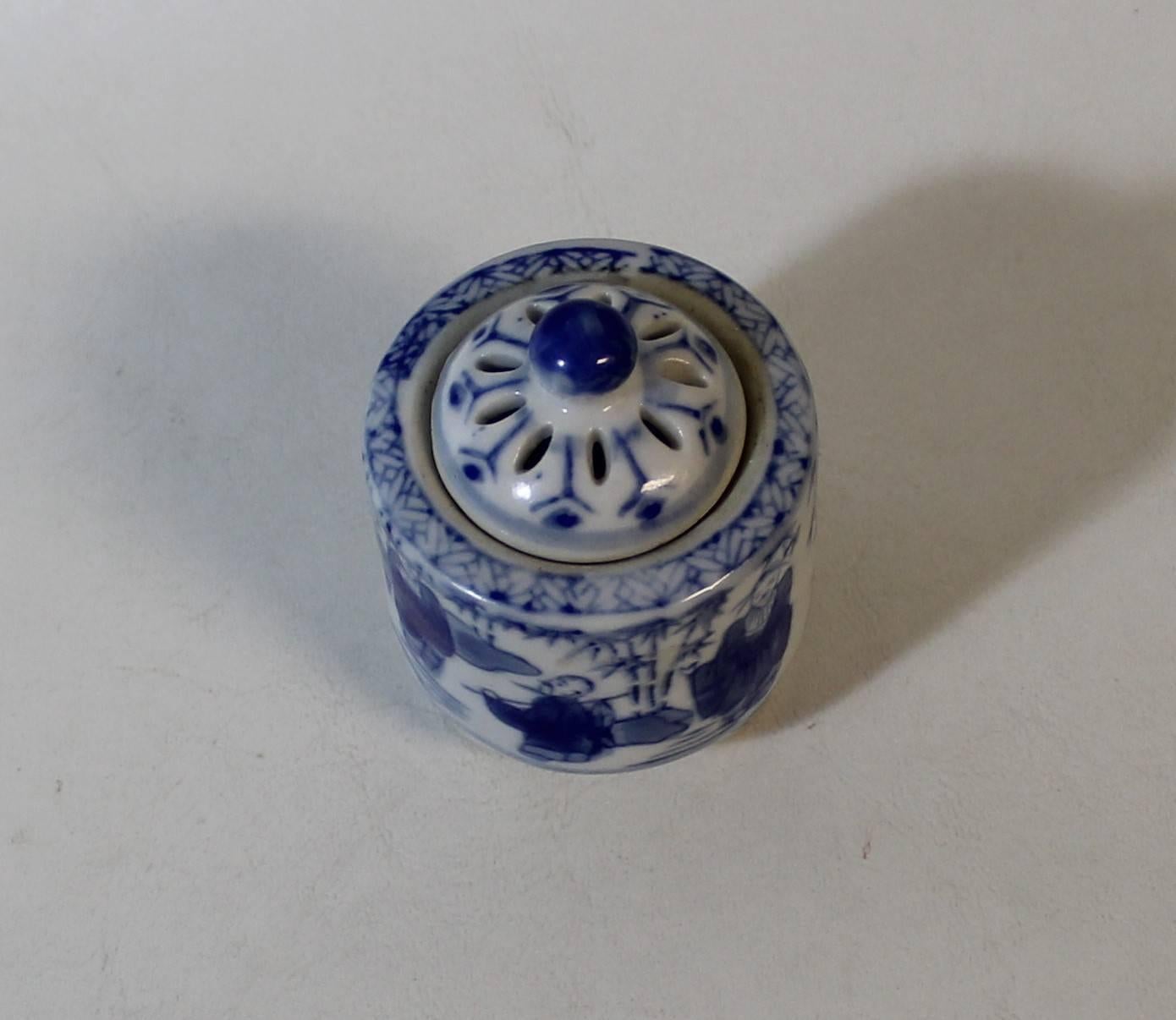 Chinese Porcelain Small Lidded Censer In Good Condition For Sale In Hamilton, Ontario