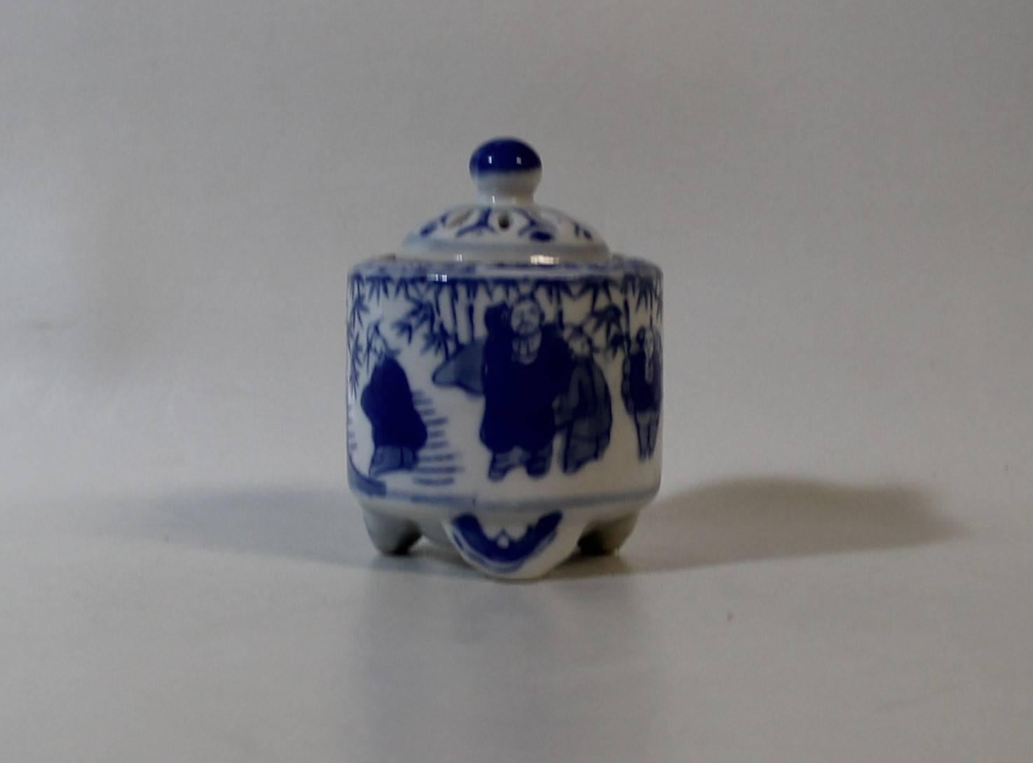 20th Century Chinese Porcelain Small Lidded Censer For Sale