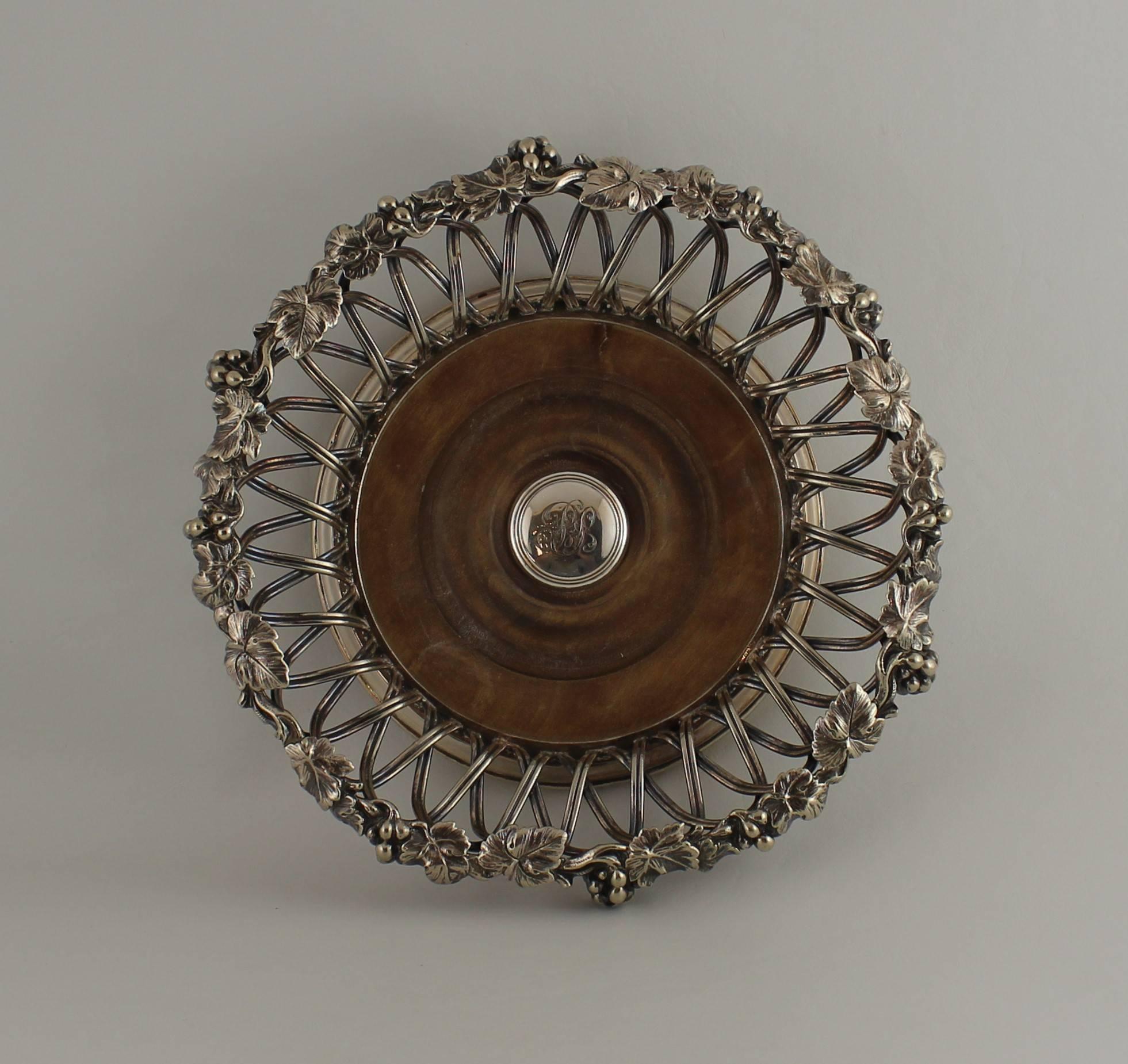 Set di quattro sottobicchieri da vino Elkington placcati in argento.
