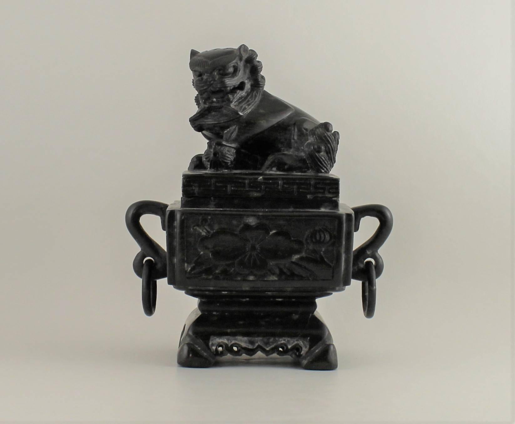 Boîte chinoise sculptée en stéatite.