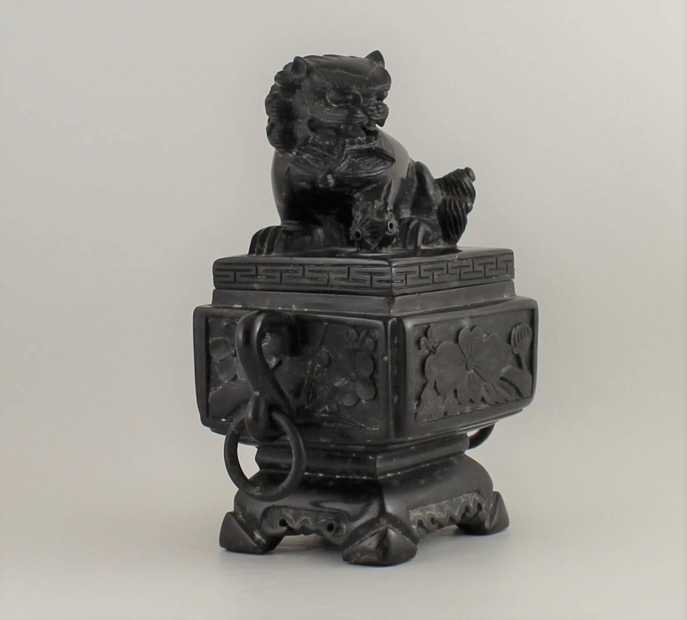 Chinois Boîte chinoise sculptée en stéatite en vente