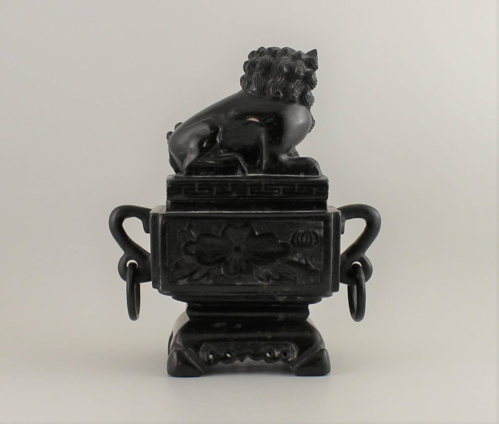 20ième siècle Boîte chinoise sculptée en stéatite en vente