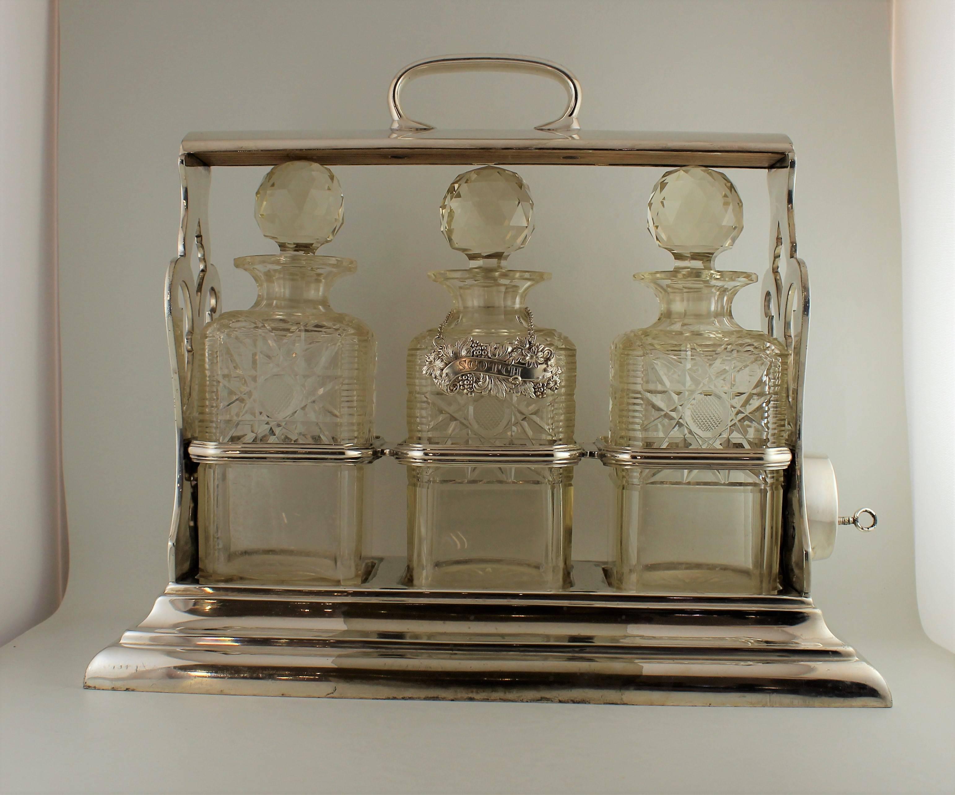 Conjunto Walker & Hall Tantalus bañado en plata.