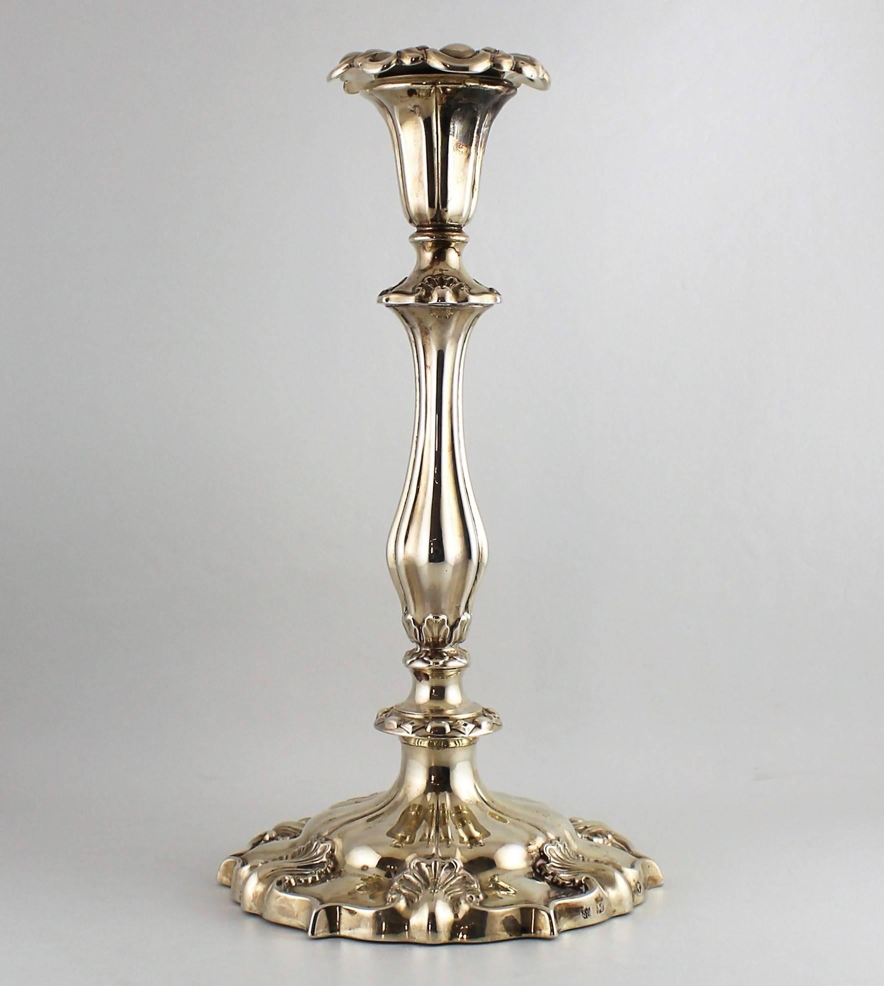 Pareja de candelabros ponderados de plata de ley del siglo XIX.