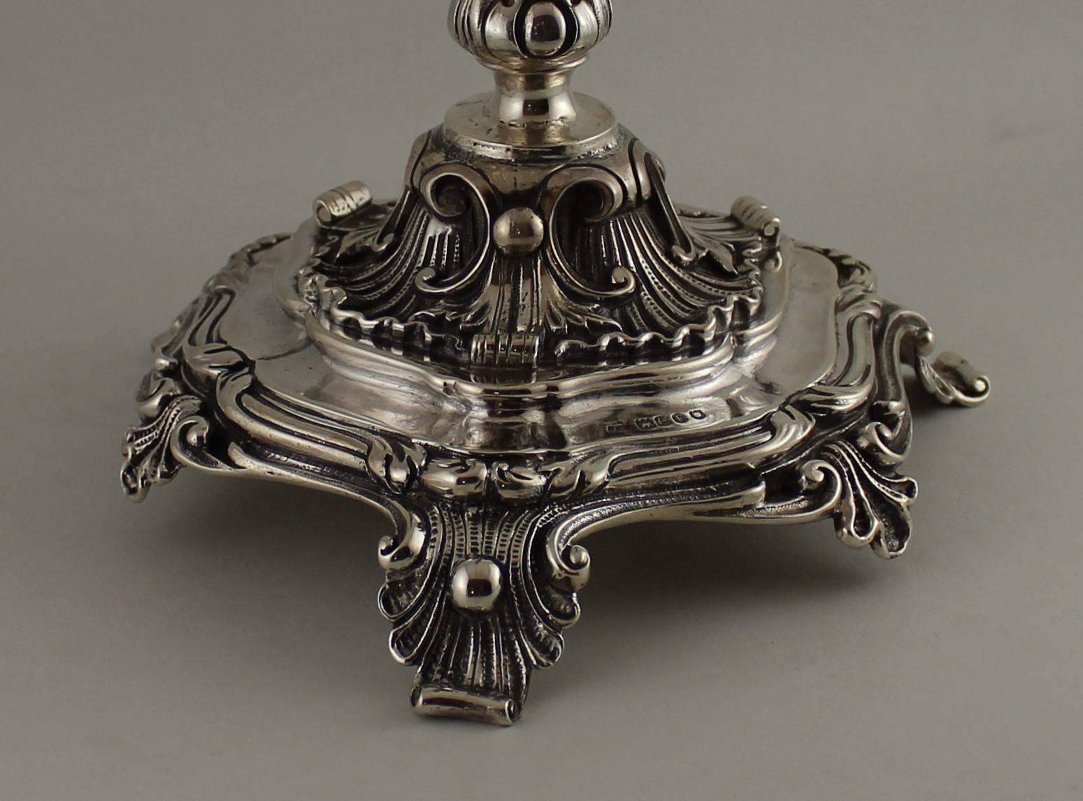 20ième siècle Paire de bougeoirs anglais en argent sterling John George Smith en vente