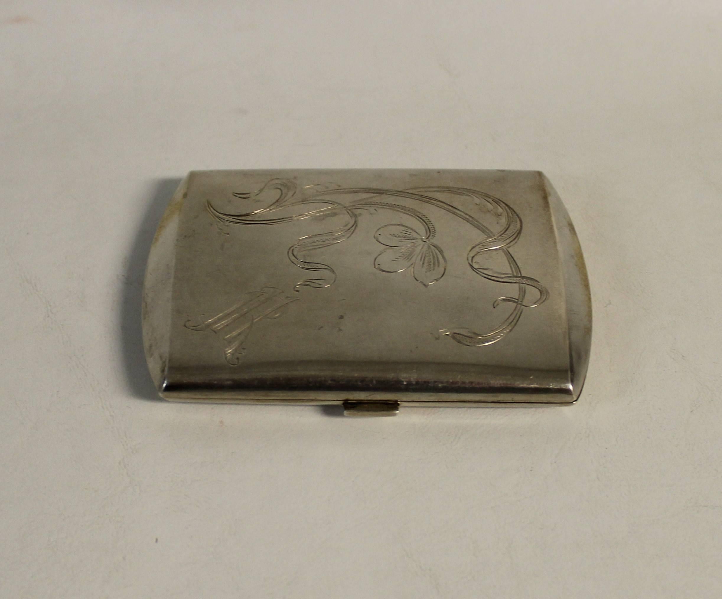 Krupski & Matulewicz Étui à cigarettes tsariste russe/polonais en argent. Cet étui porte le poinçon russe 84 pour l'argent. KiM signifie KRUPSKI I MATULEWICZ. Le cabinet de Wladyslaw Krupski et Jan Matulewicz avait son magasin à ul. Leszczynska 12.
