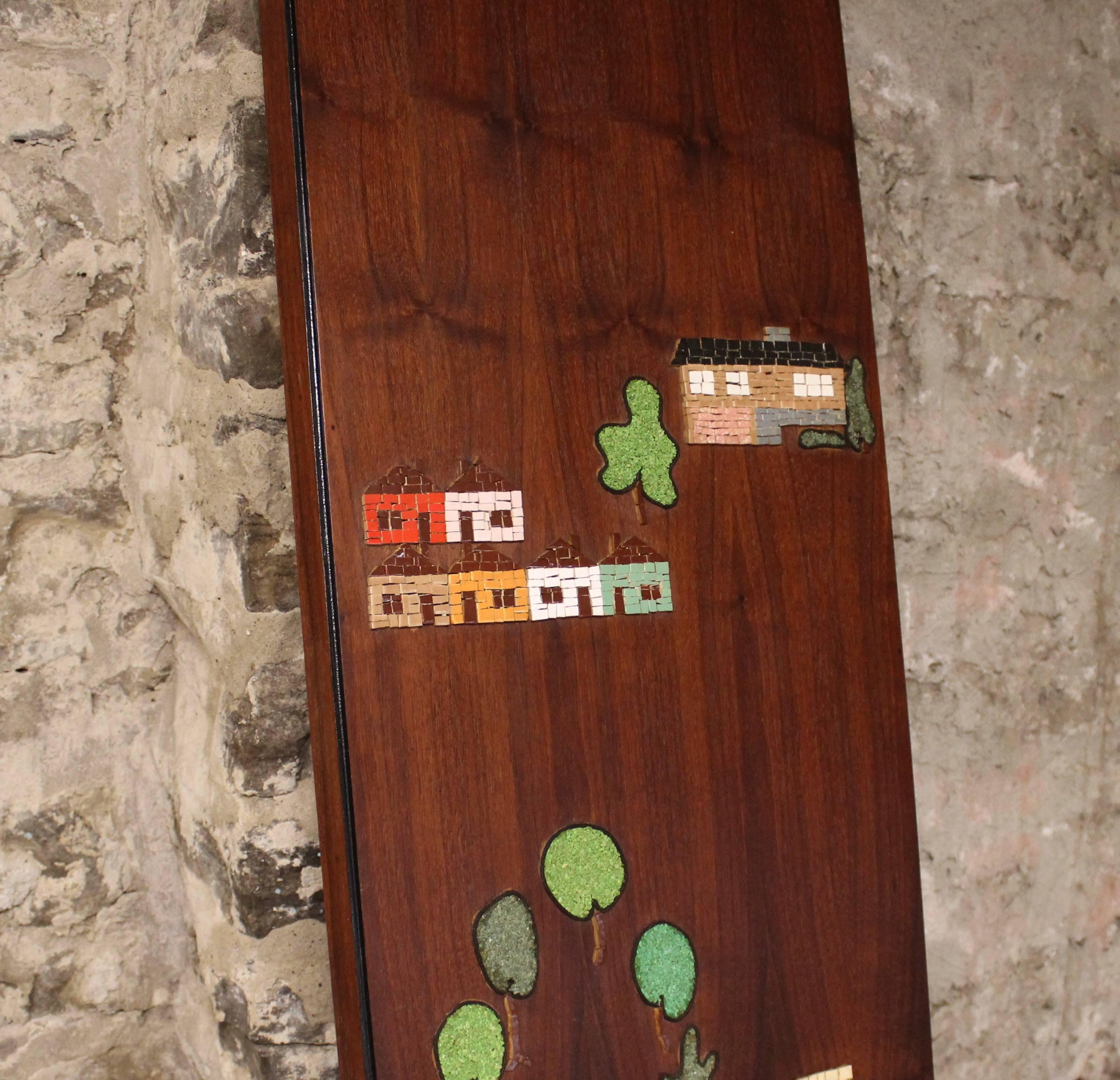 Geflieste Wandtafel aus der Jahrhundertmitte in Palisanderholz.