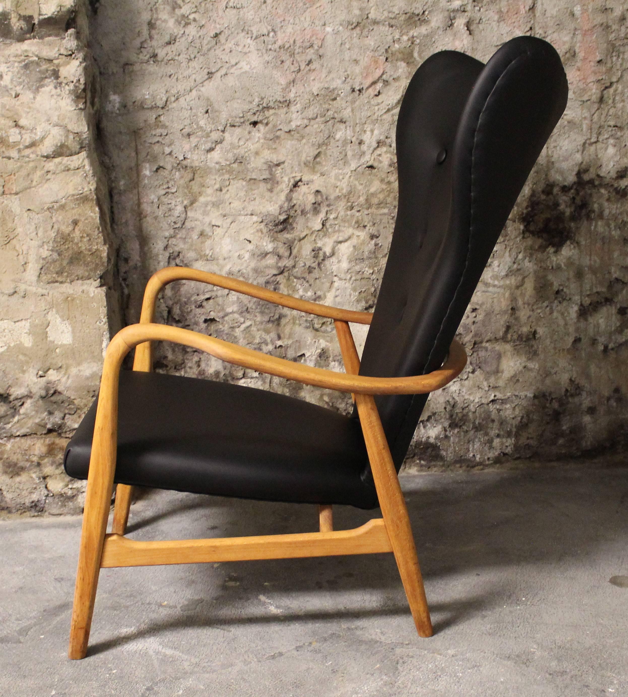 This easy chair was designed by Acton Schubell and IB Madsen in the 1950s. It features a beech frame and is newly upholstered in leather.

Scandinavian Modern/Mid-Century Modern.