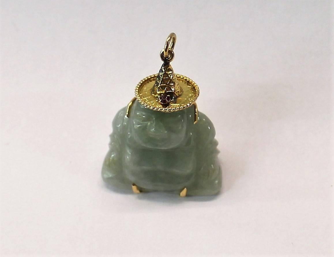 Asiatique   Pendentif Bouddha chinois en or 14 carats et jade avec rubis en vente
