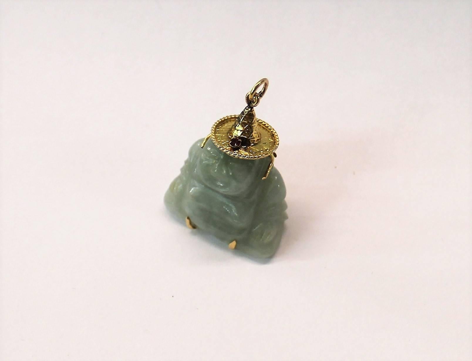 Milieu du XXe siècle   Pendentif Bouddha chinois en or 14 carats et jade avec rubis en vente