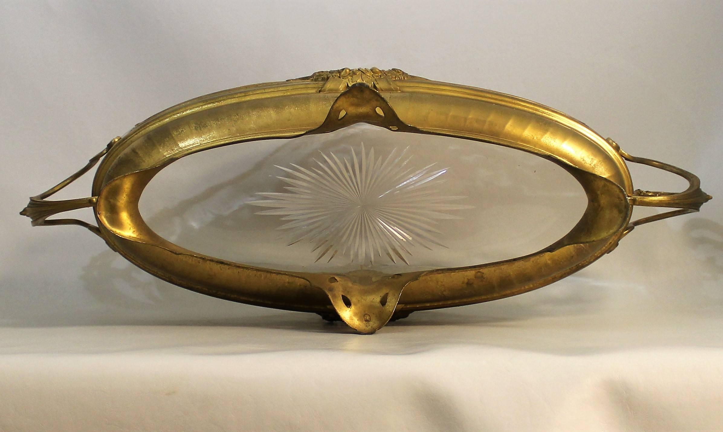 Centre de table doré du 19ème siècle avec insert en verre taillé en vente 3
