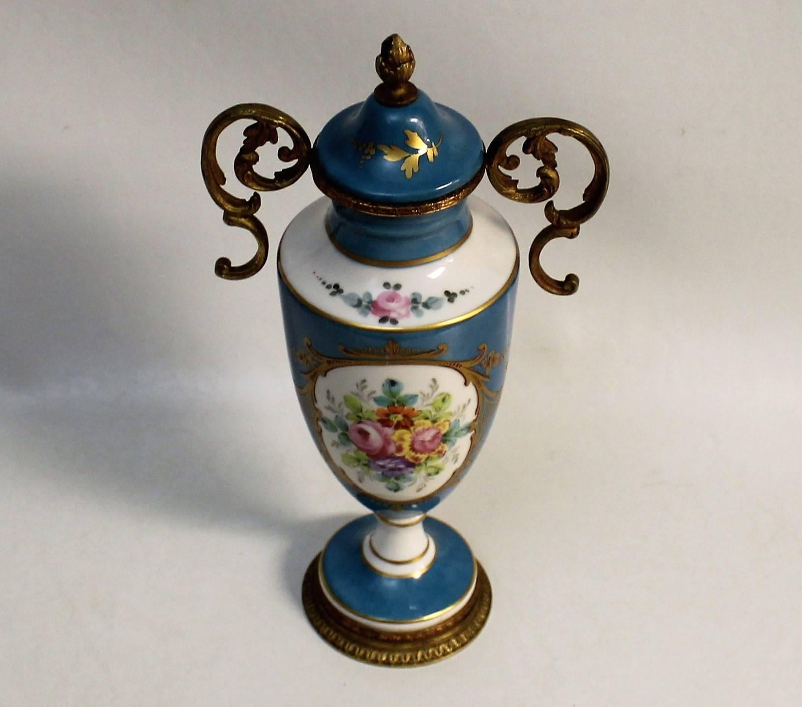 Birks Porcelain Lidded Urn In Good Condition In Hamilton, Ontario