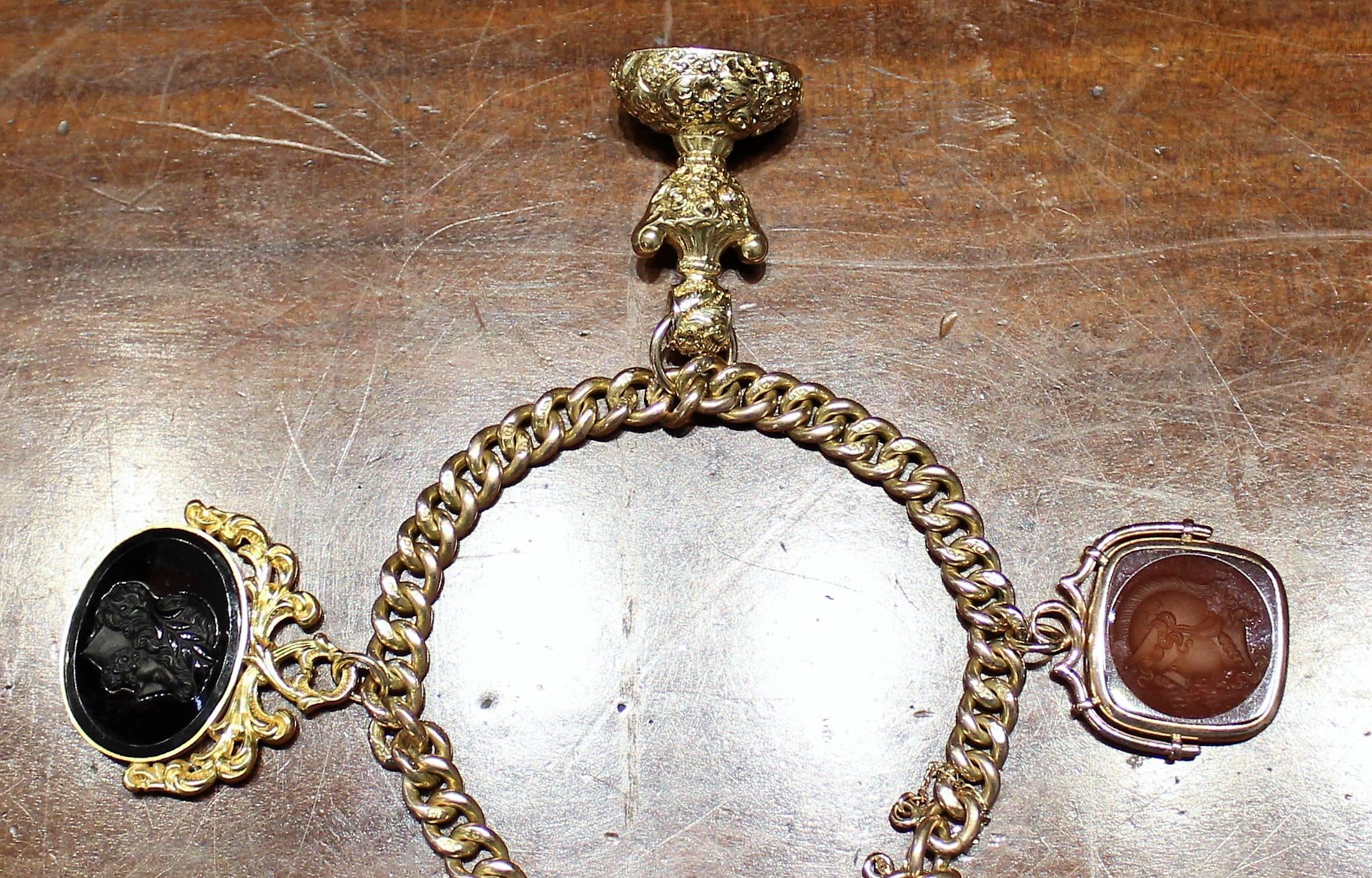 Goldarmband mit Medaillon und vier schön geschnitzten Karneol-Intaglios aus der georgianischen Zeit. Das Armband und das Medaillon sind aus 9-karätigem Antikgold, während die Intaglien auf 14-karätiges Gold oder höher getestet wurden. Das