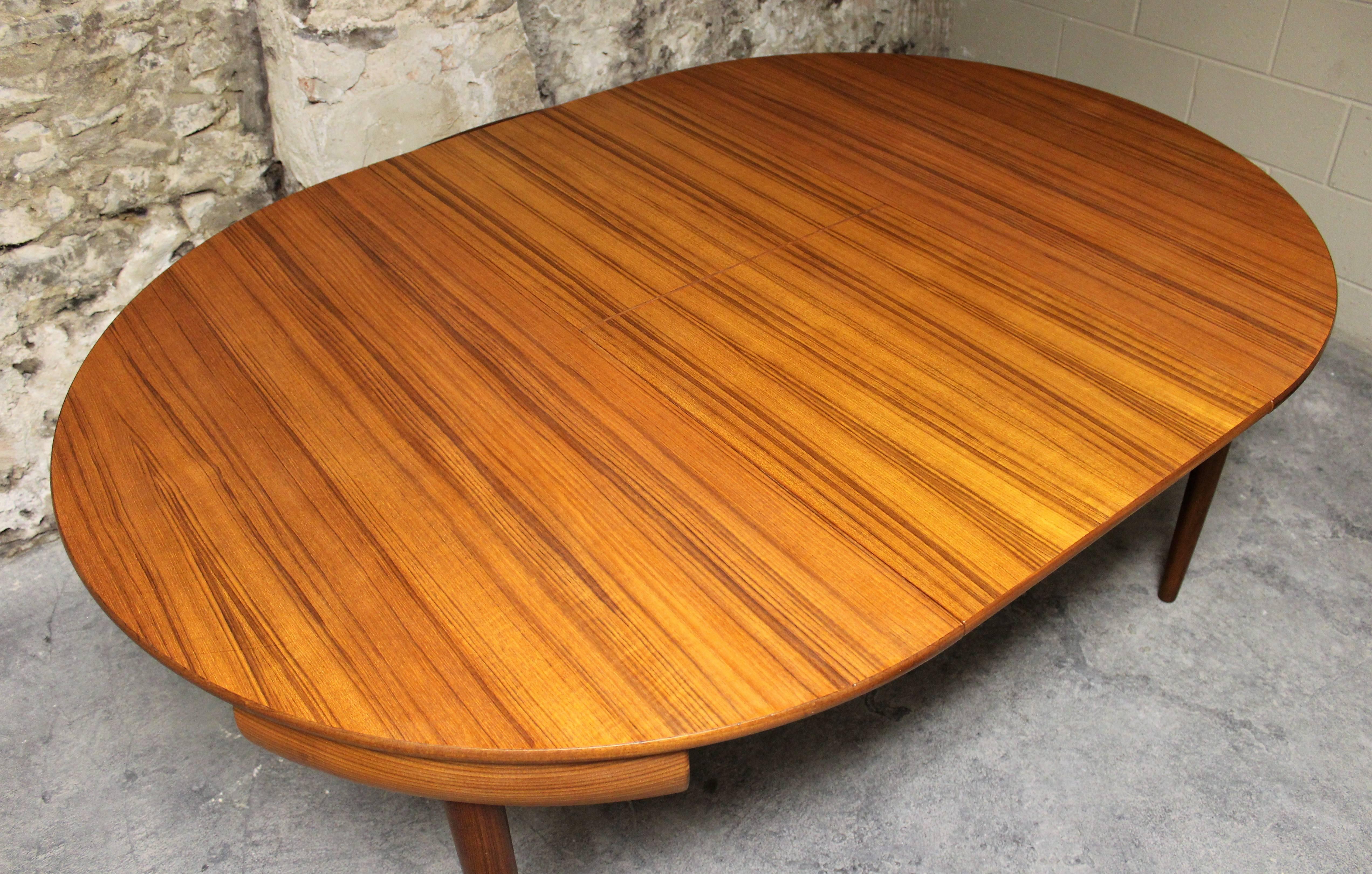 Hans Olsen Teak Roundette Dining Room Set for Frem Rojle, Danish Modern In Excellent Condition In Hamilton, Ontario