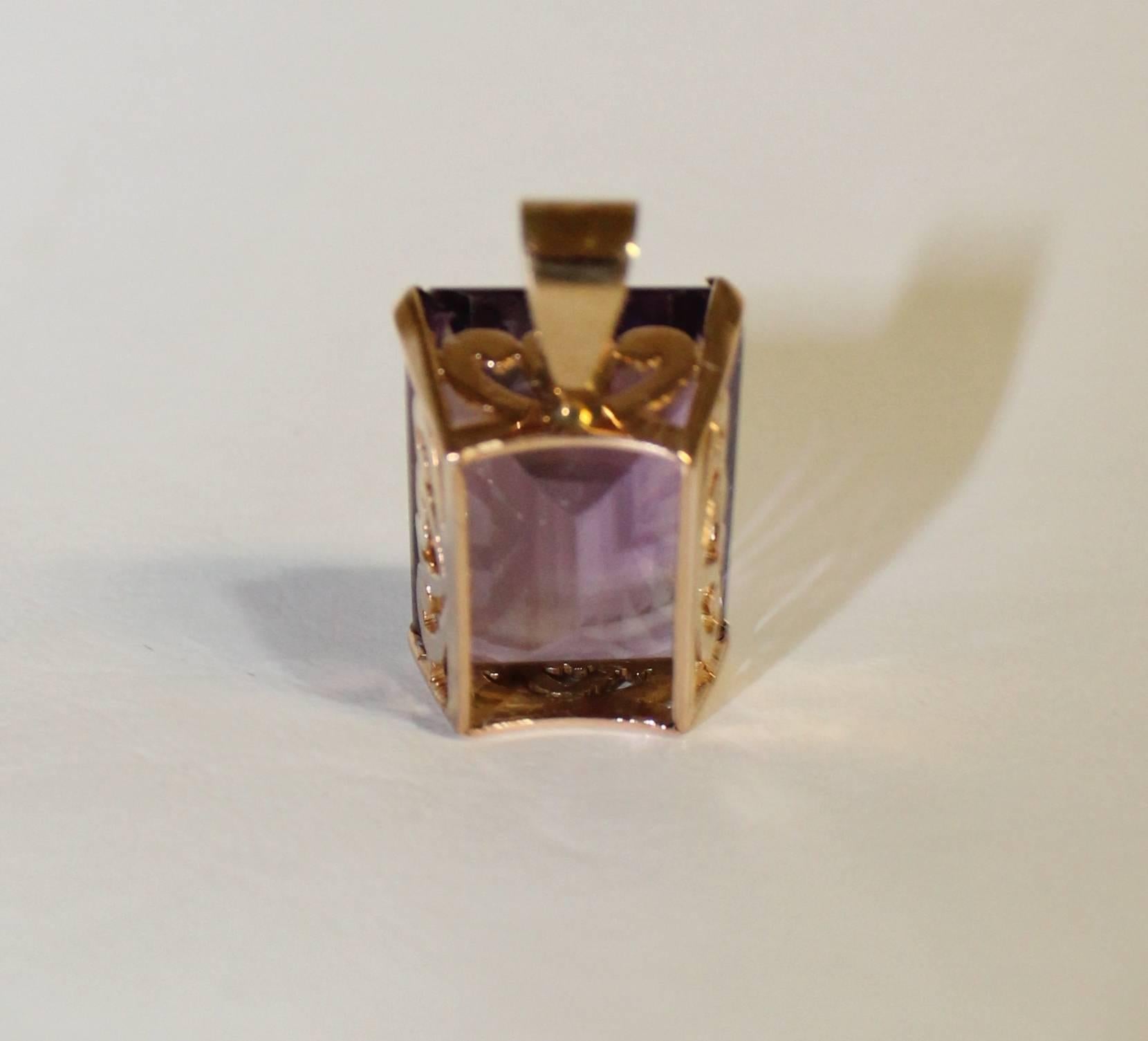 20th Century 14-Karat Gold and Amethyst Ladies Necklace Pendant For Sale