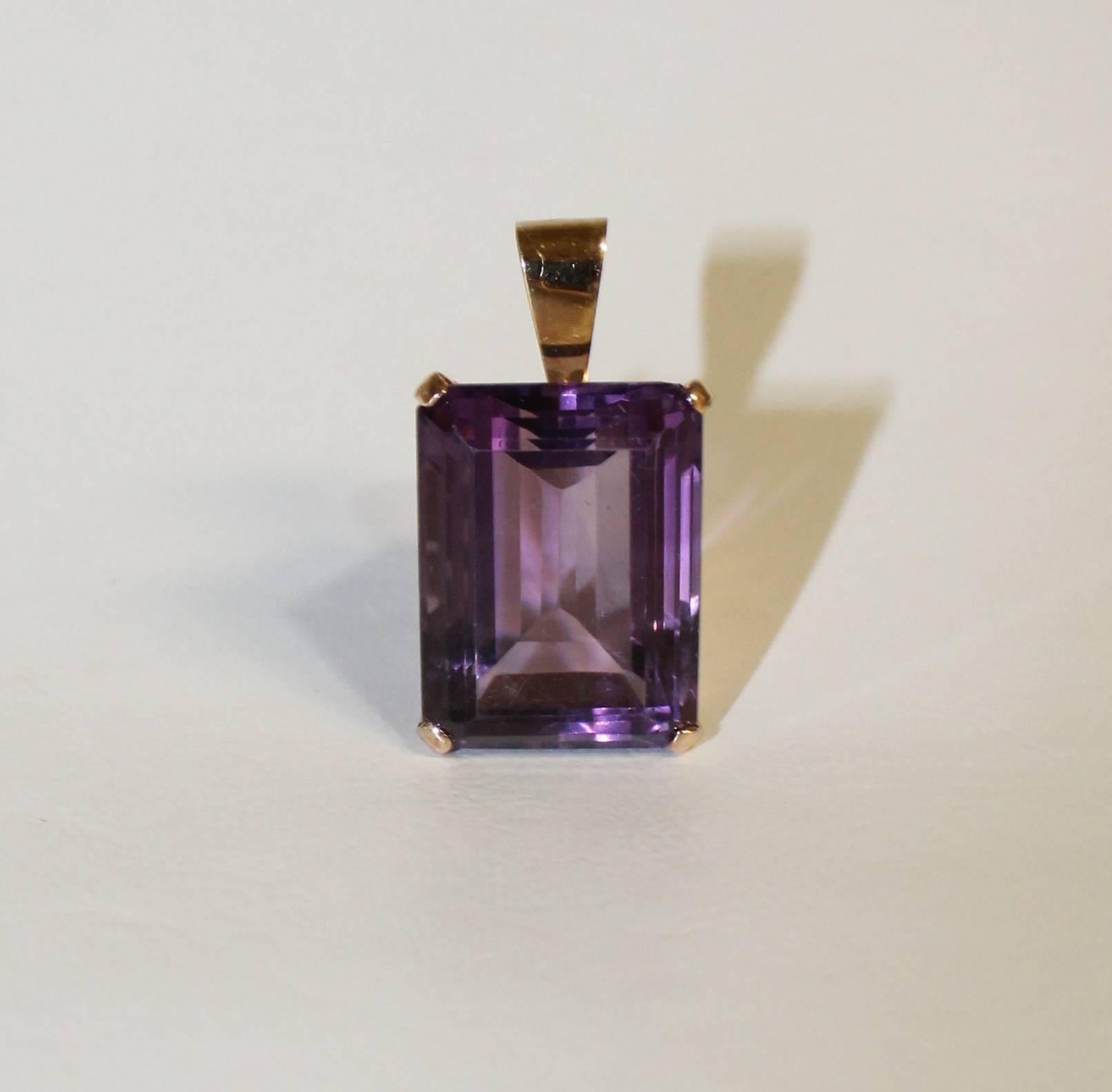 14-Karat Gold and Amethyst Ladies Necklace Pendant In Good Condition For Sale In Hamilton, Ontario