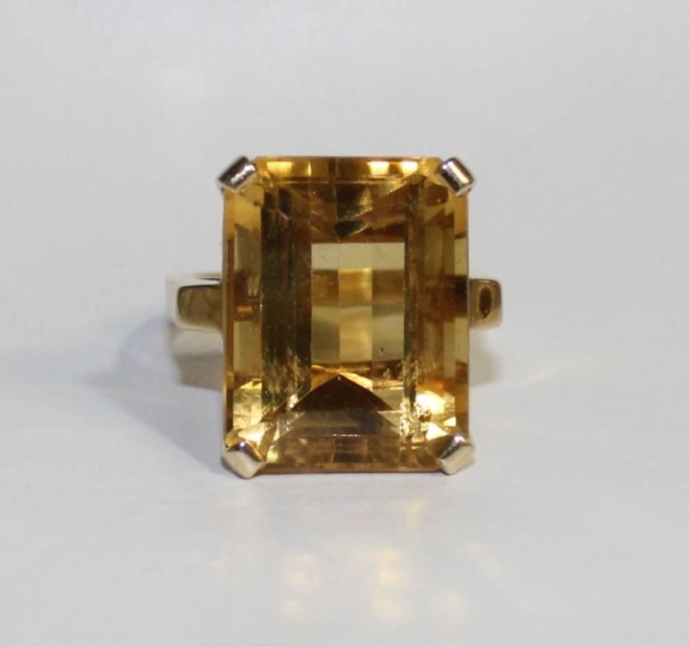 Ladies 14-karat gold Honey Topaz Ring

Emerald cut Honey Topaz stone set in four claw basket setting. Topaz measures 2.0 cm x 1.5 cm. Size 7.25

Free shipping within the United States and Canada.