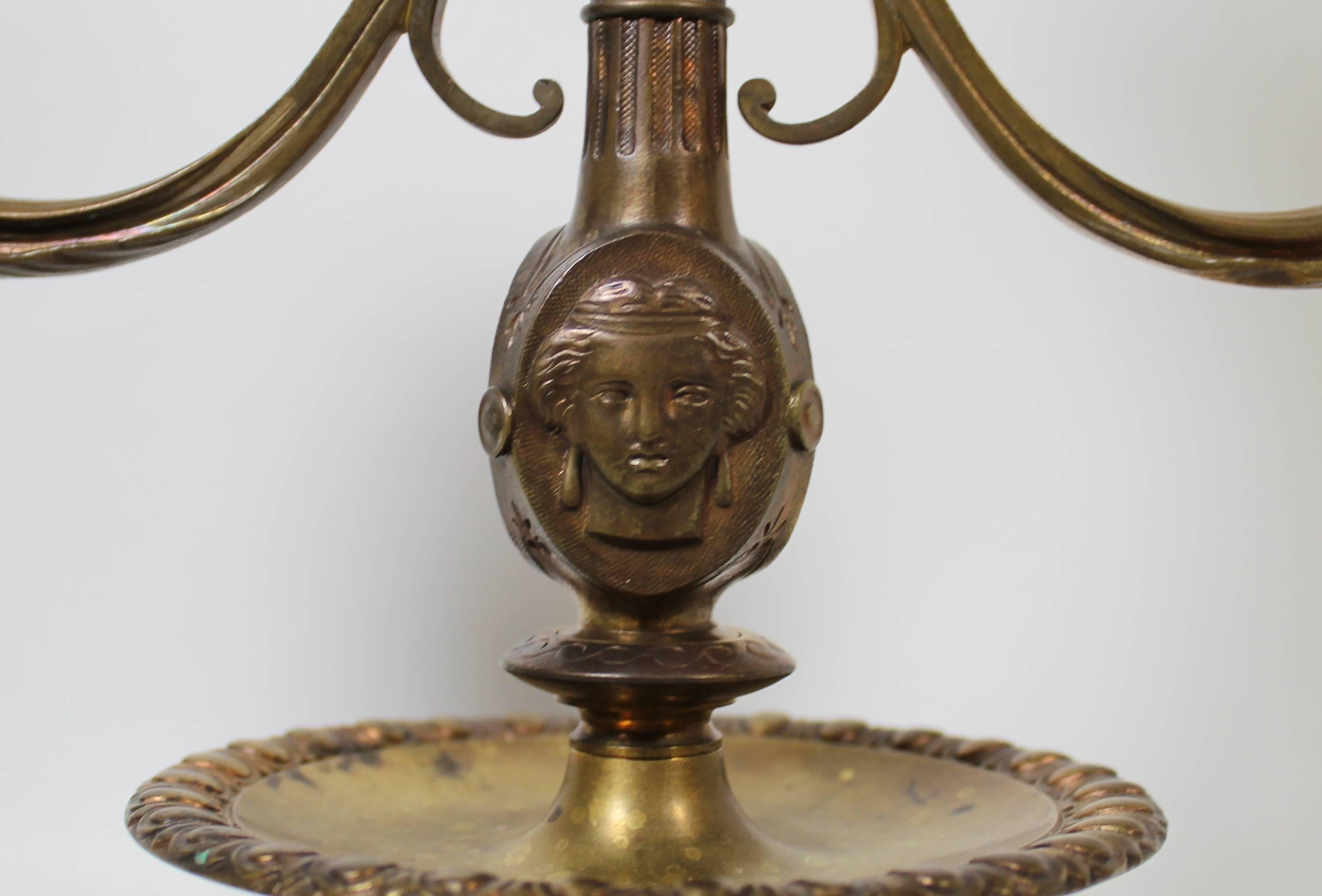 Candelabro in bronzo in stile Impero francese.