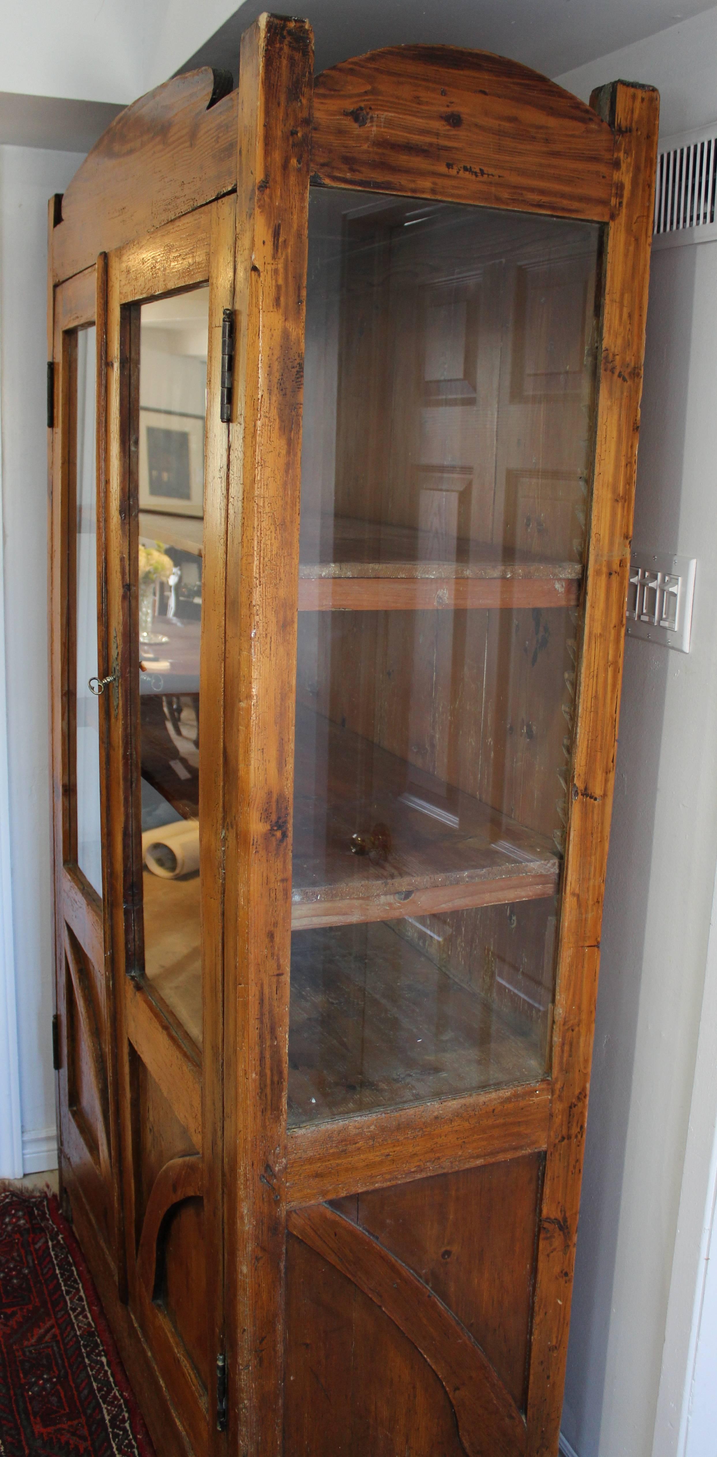 Early 19th Century Italian Provincial Hutch or Cupboard In Good Condition In Hamilton, Ontario