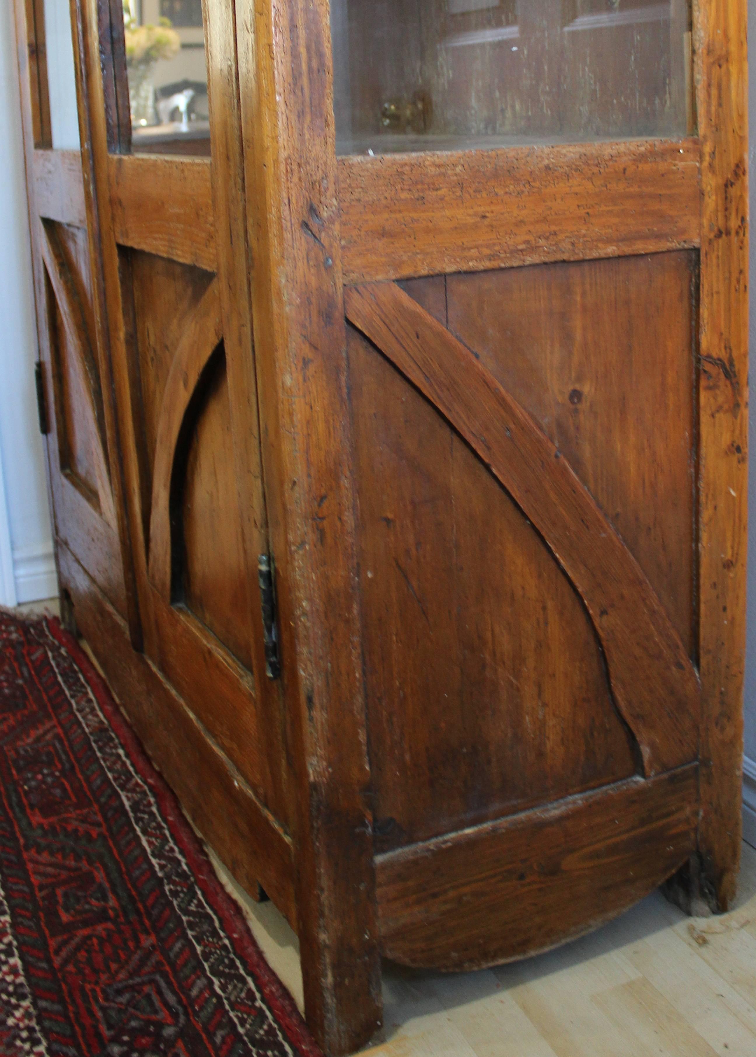 Early 19th century Italian provincial hutch/cupboard.