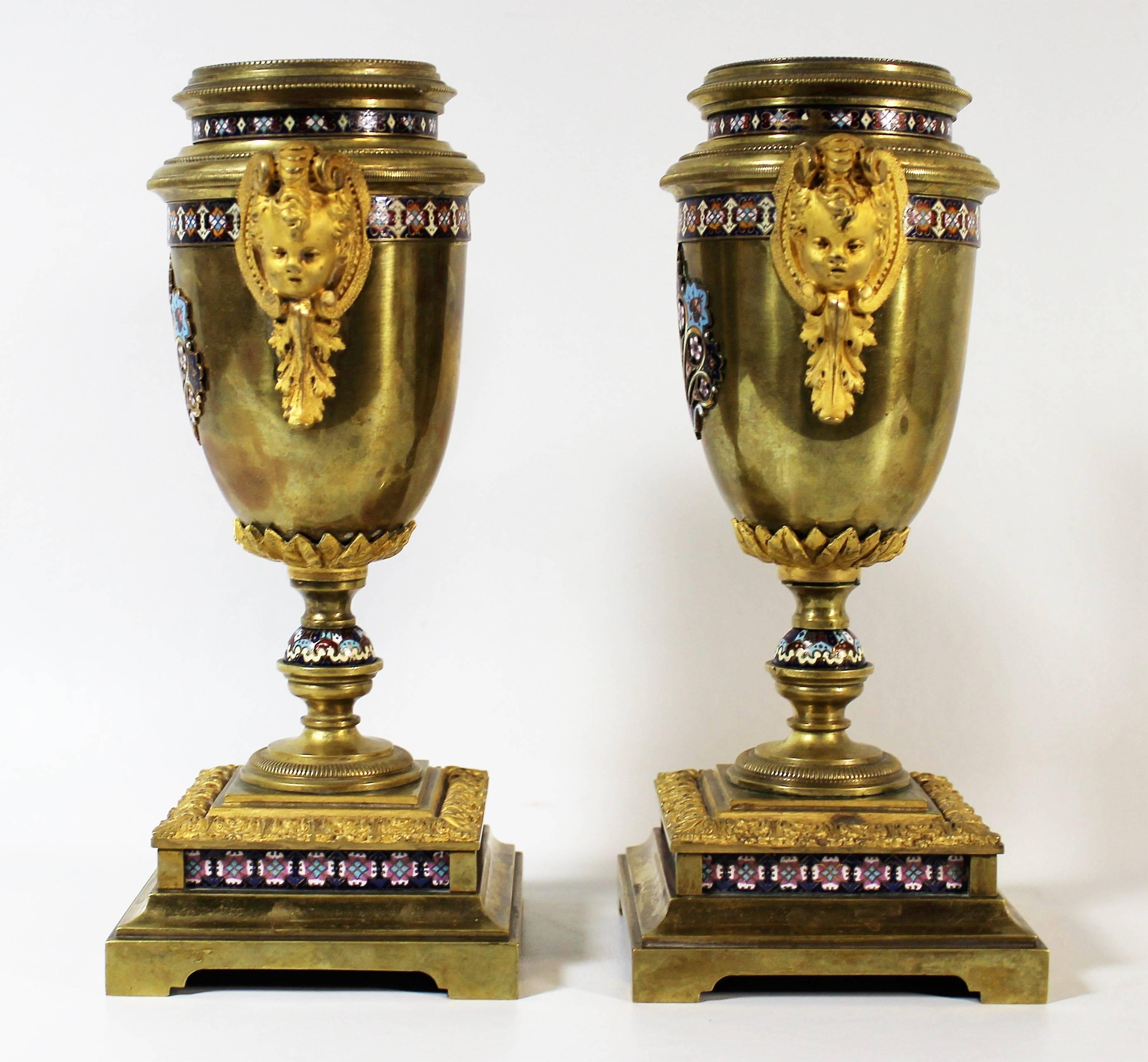Néoclassique  Paire d'urnes françaises du 19ème siècle en bronze doré et émail champlevé en vente