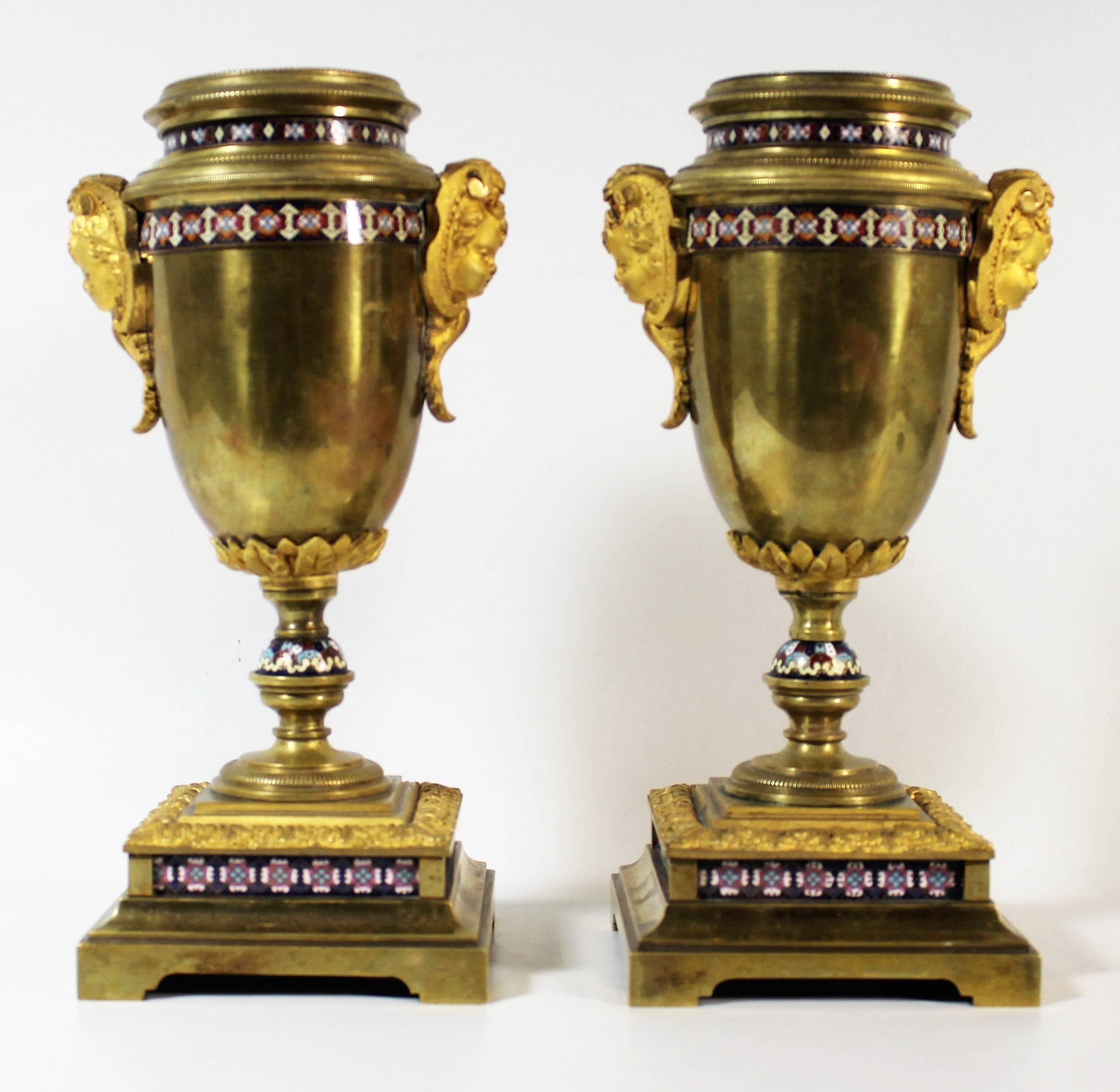 XIXe siècle  Paire d'urnes françaises du 19ème siècle en bronze doré et émail champlevé en vente