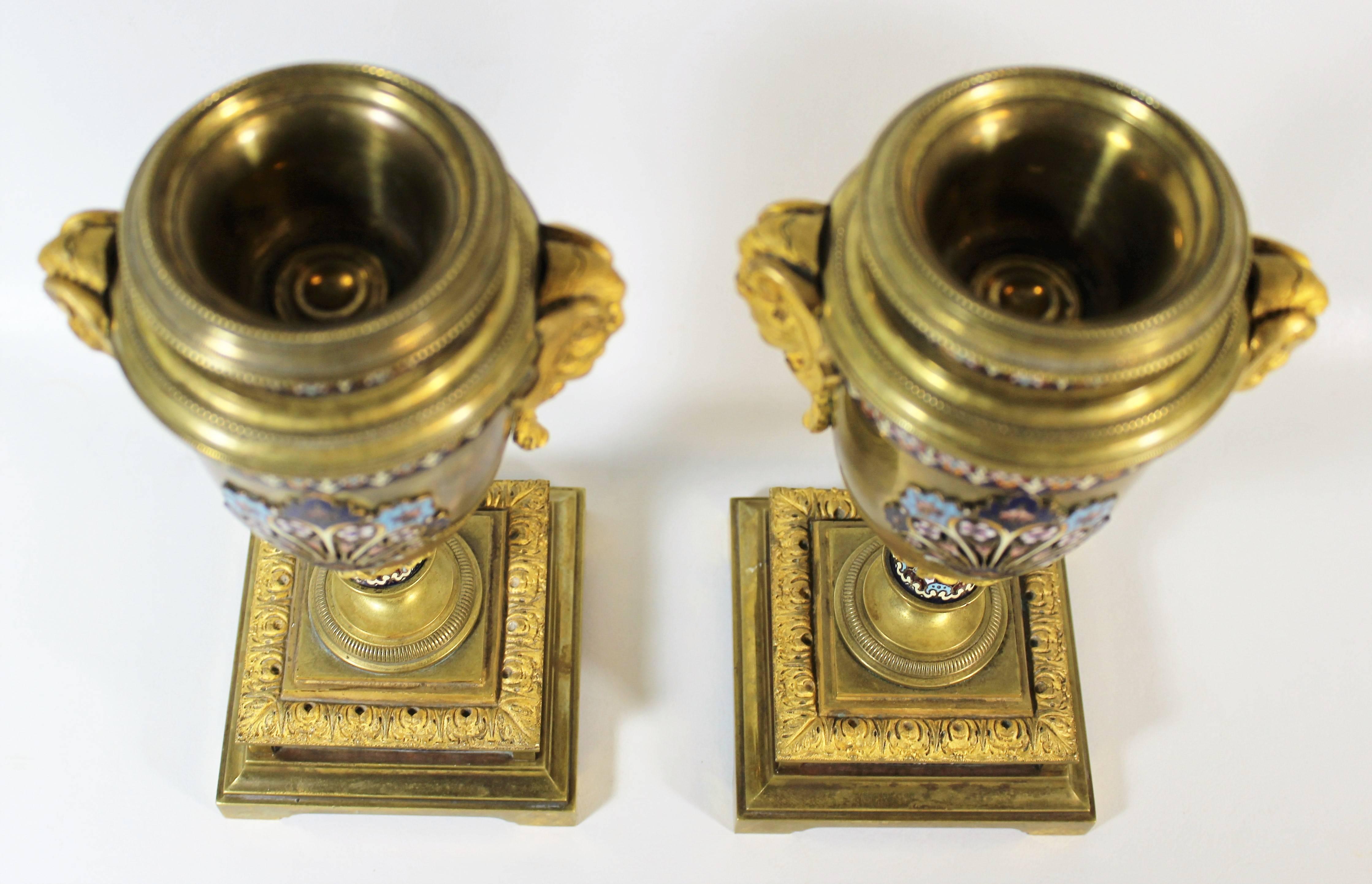  Paire d'urnes françaises du 19ème siècle en bronze doré et émail champlevé en vente 1