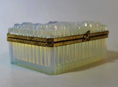 Französische Art Deco Opalescent Sabino Glas Box mit montiertem Ormolu