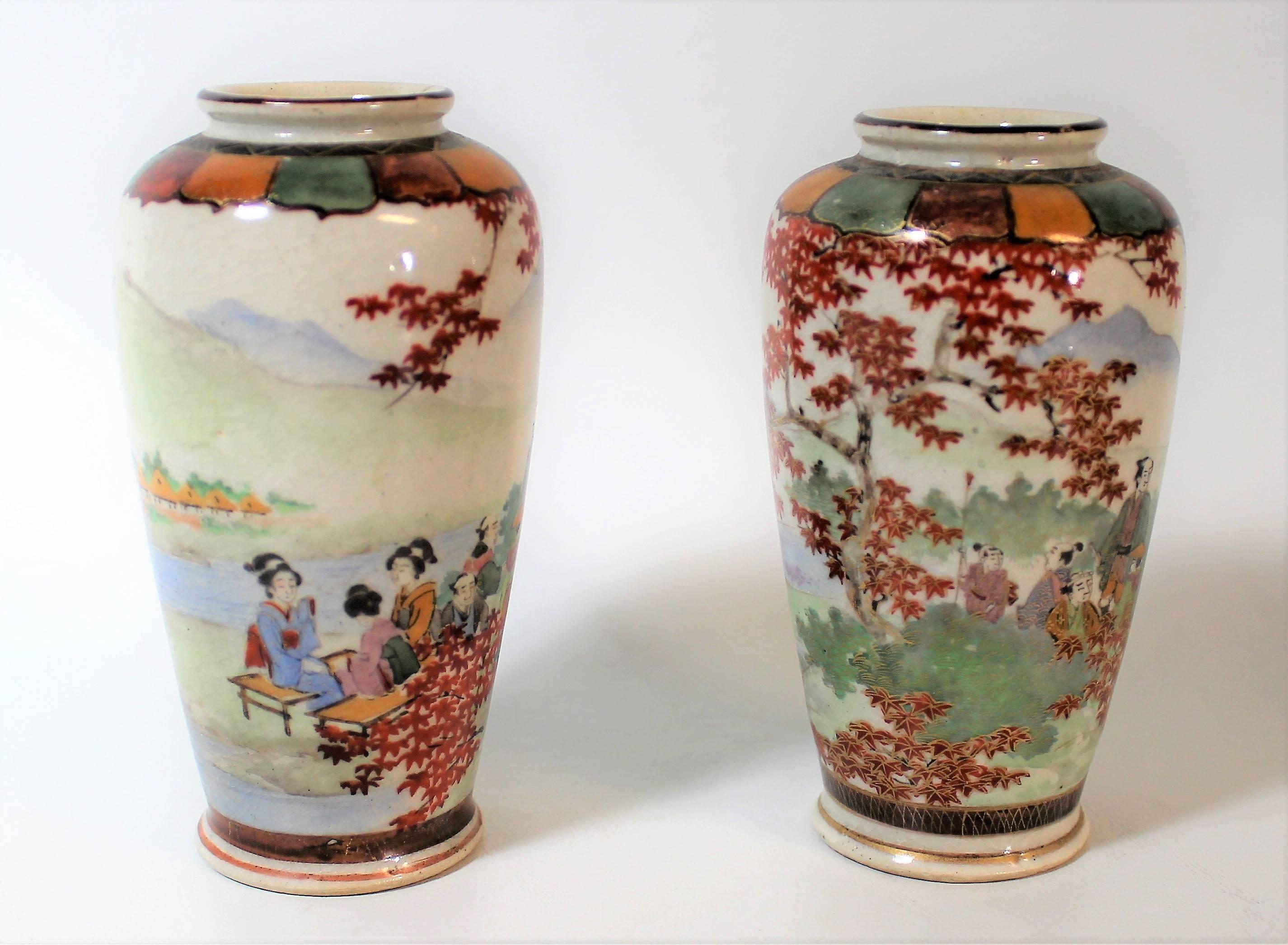 Pair of Japanese Meiji Period Hand-Painted Porcelain Vases In Good Condition In Hamilton, Ontario
