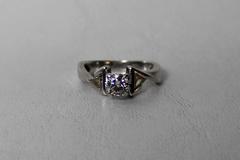 Ensemble de bague de fiançailles de trois pièces en or blanc et diamants pour femme