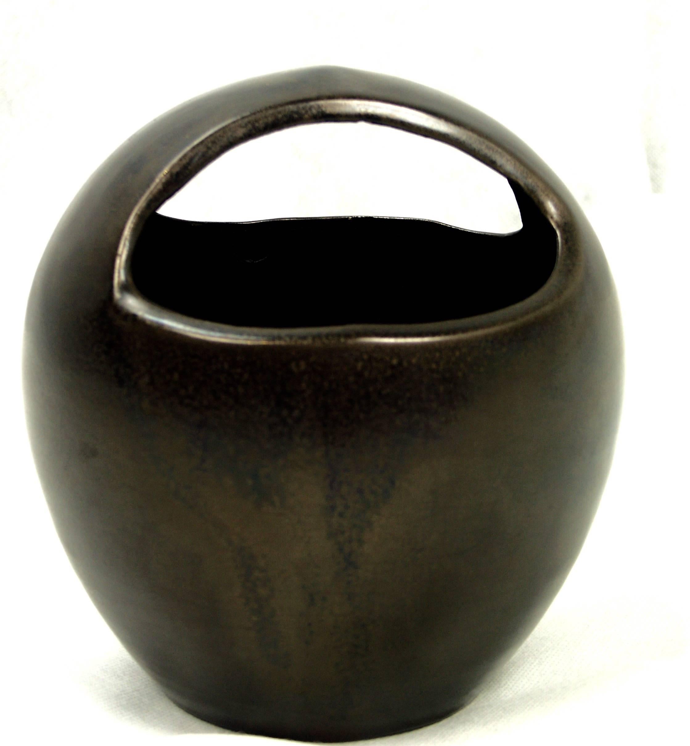 Circular ceramic jar provided with a handle, glazing peppered with studios Madoura. Perfect state, 1960s.