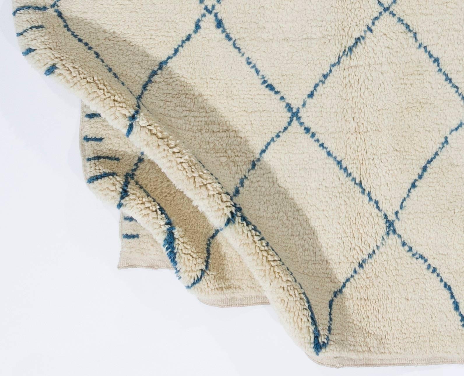 Tapis marocain contemporain noué à la main, en laine de mouton teintée dans la masse. 
Poil doux et confortable, idéal pour les familles avec enfants.
Disponible tel quel ou sur mesure dans toute combinaison de taille et de couleur demandée.