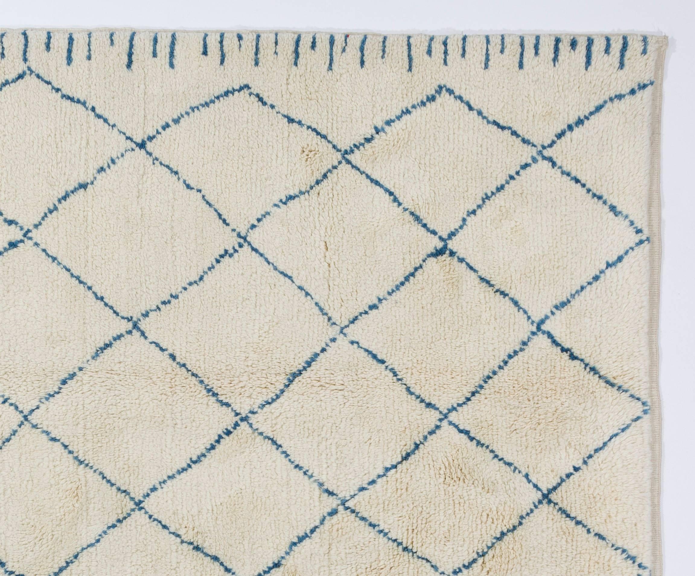 XXIe siècle et contemporain Tapis marocain 5x8 Ft en ivoire et bleu, 100% laine, options personnalisées disponibles en vente