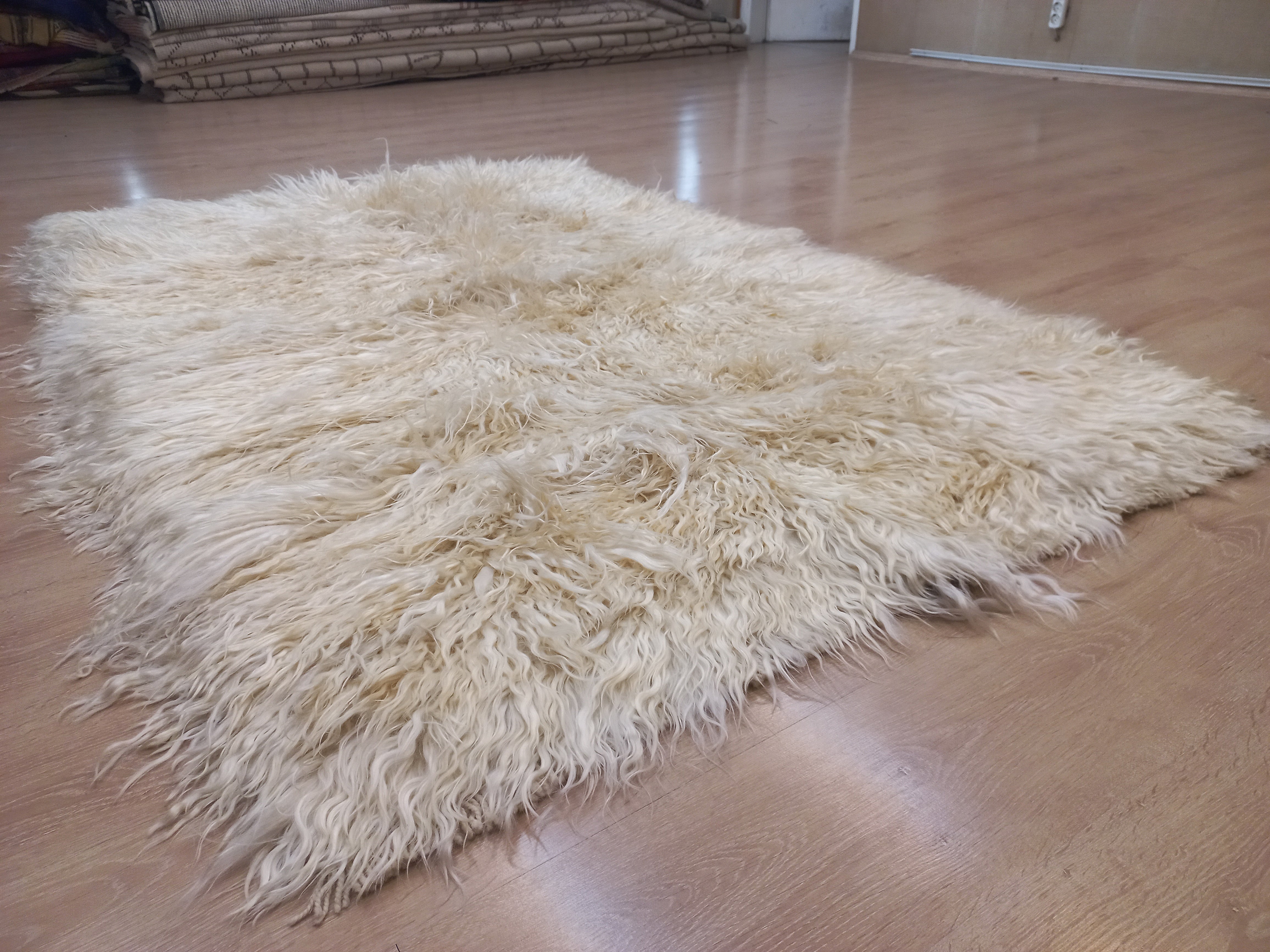 Tapis Shag Pile Mohair. Fabriqué en laine mohair naturelle non teintée. Options personnalisées disponibles.