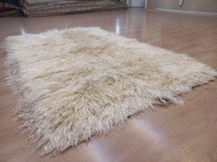 Tapis Shag Pile Mohair. Fabriqué en laine mohair naturelle non teintée. Options personnalisées disponibles.