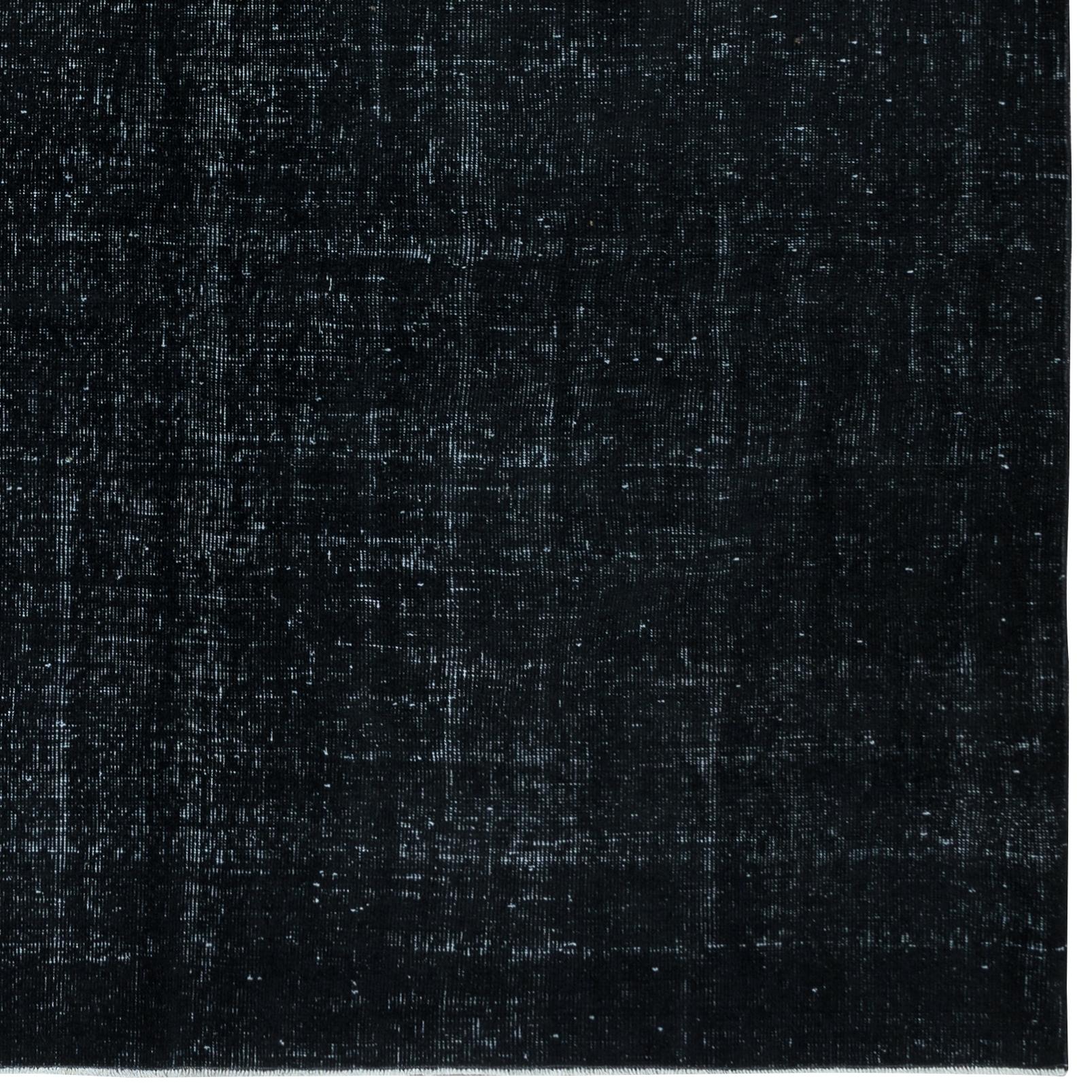 Tappeto in lana vintage 6.8x10 Ft sovratinto in nero, annodato a mano in Turchia In condizioni buone in vendita a Spring Valley, NY
